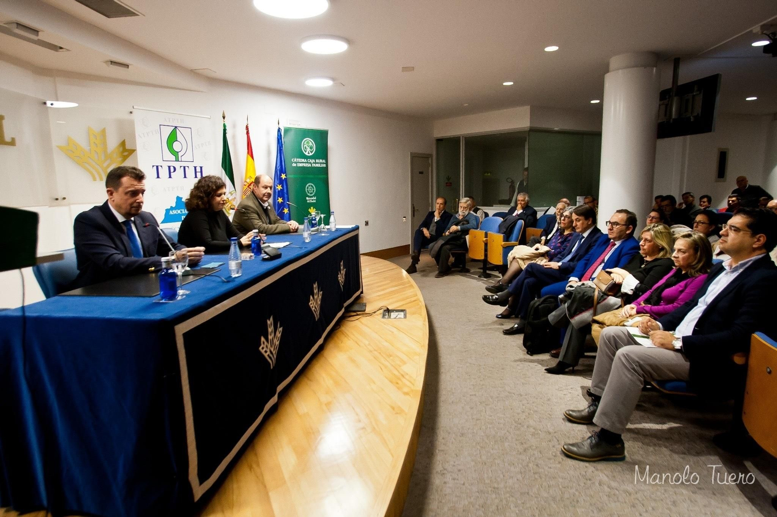 Sesión de clausura de las jornadas en el salón del centro José Luis García Palacios. Sesión de clausura de las jornadas en el salón del centro José Luis García Palacios.