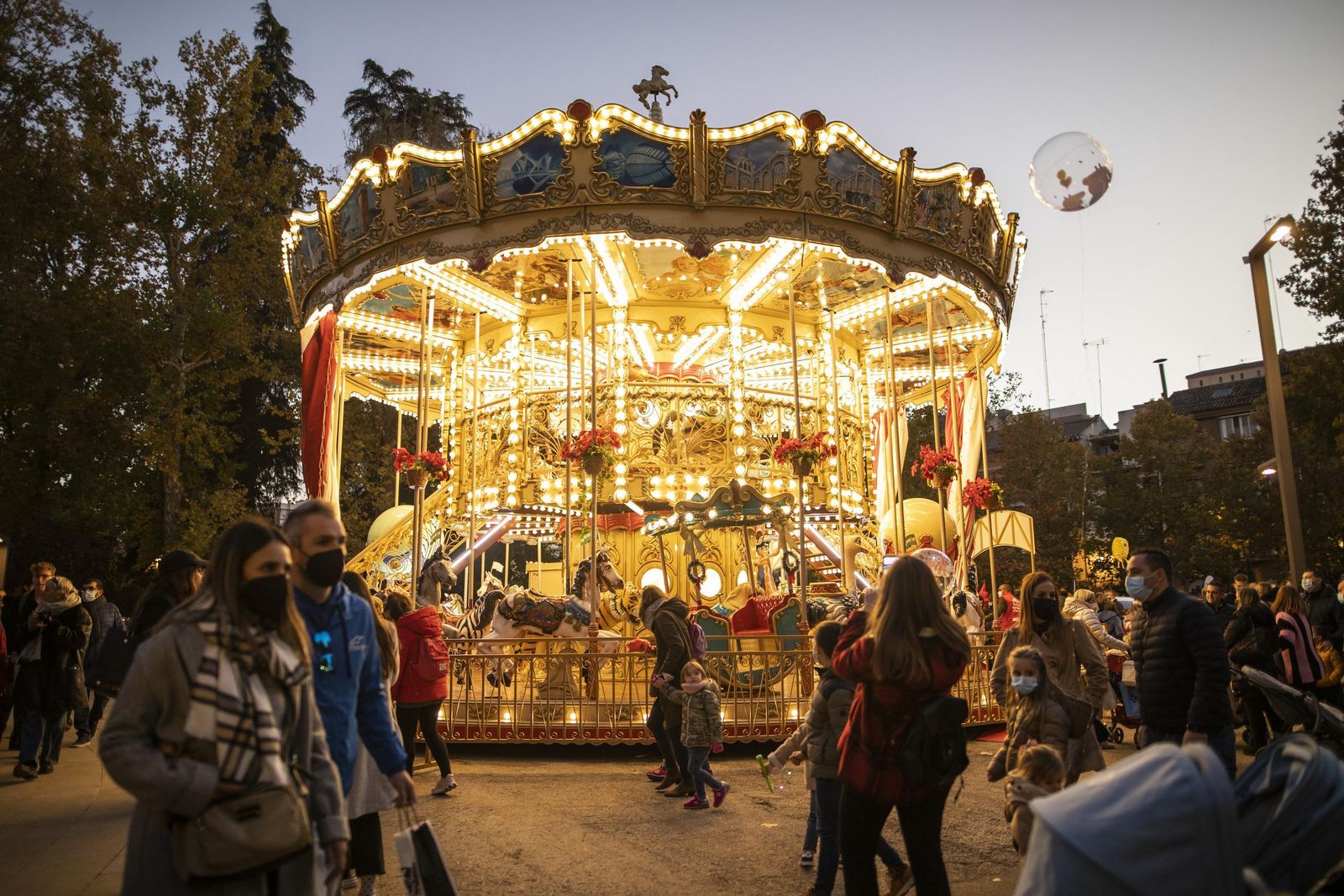 Multitud de visitantes y ambiente navideño en Granada durante el puente, en imágenes