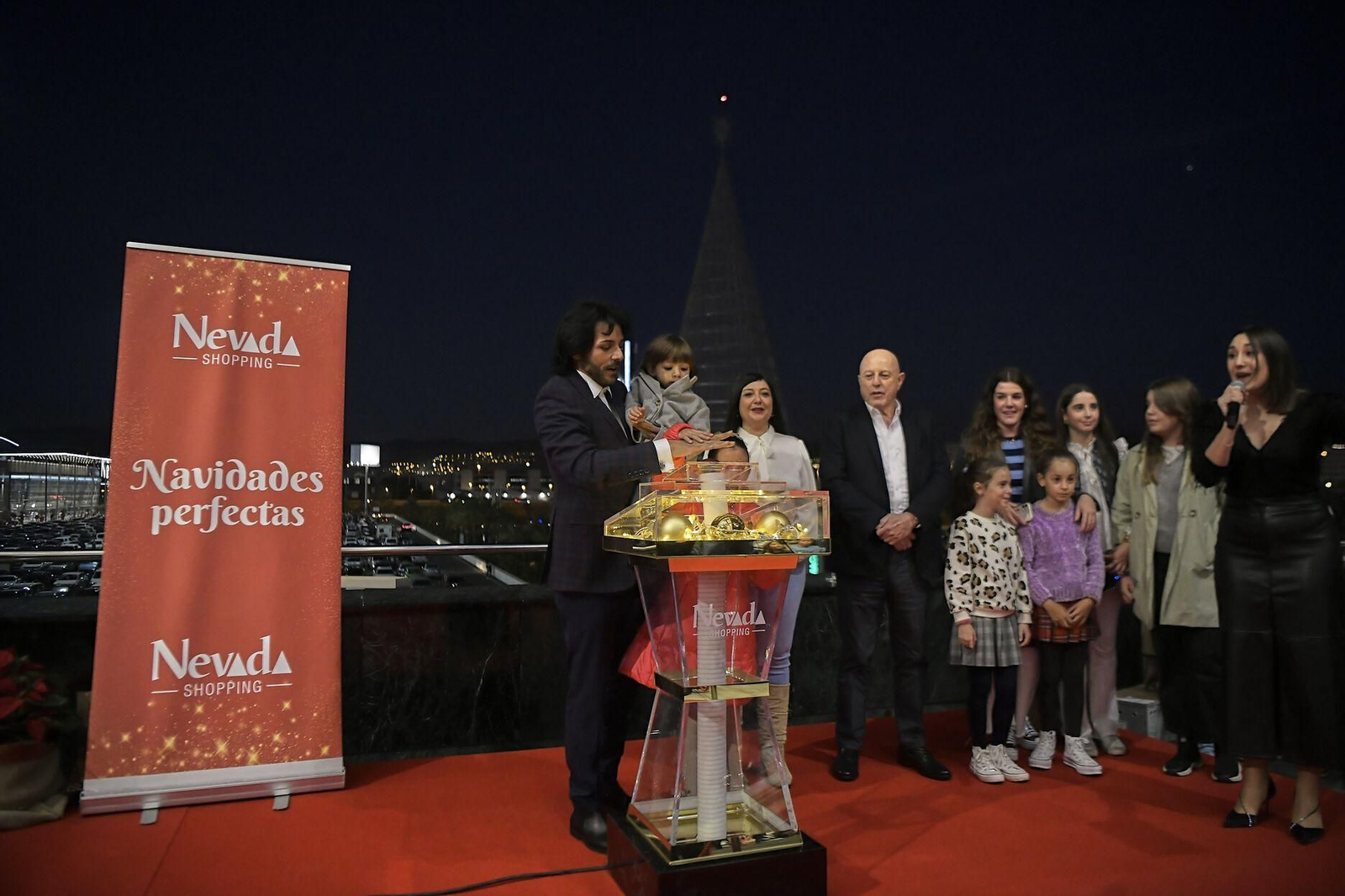 Fotos: así se ha iluminado el árbol de Navidad del Nevada en Granada, el más alto de España