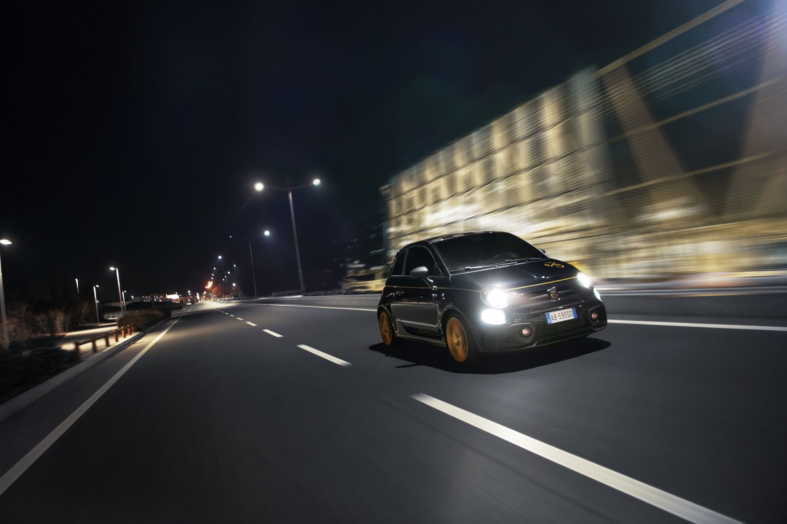 Dos Abarth 595 para sentirse único: Scorpioneoro y Monster Energy Yamaha MotoGP