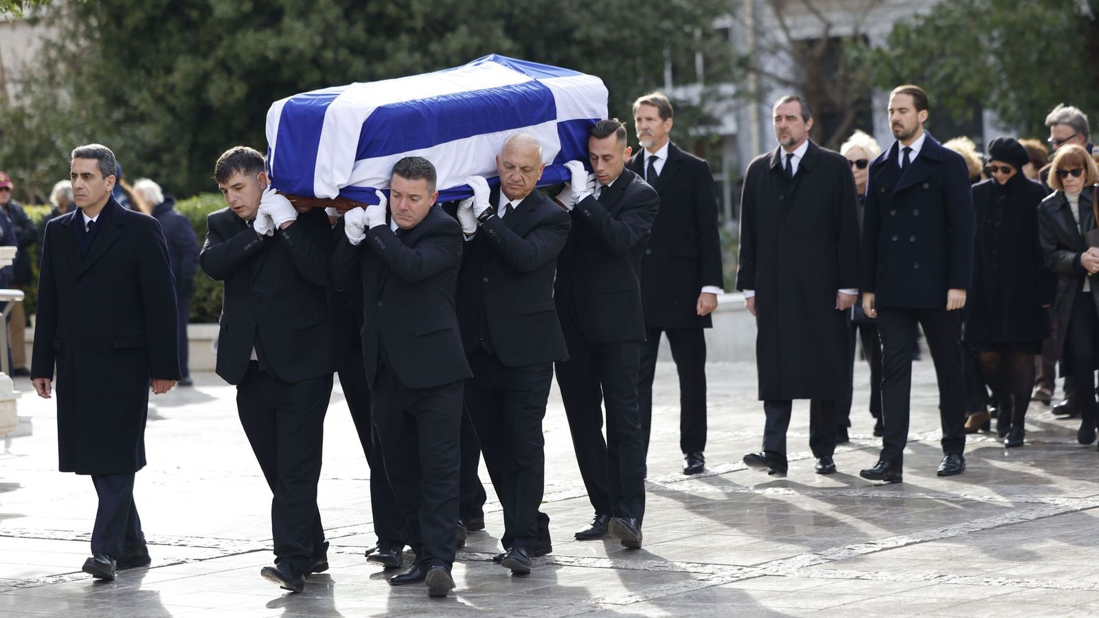 El féretro con los restos de la princesa Irene es conducido a la catedral, escoltado por los hijos del fallecido rey Constantino