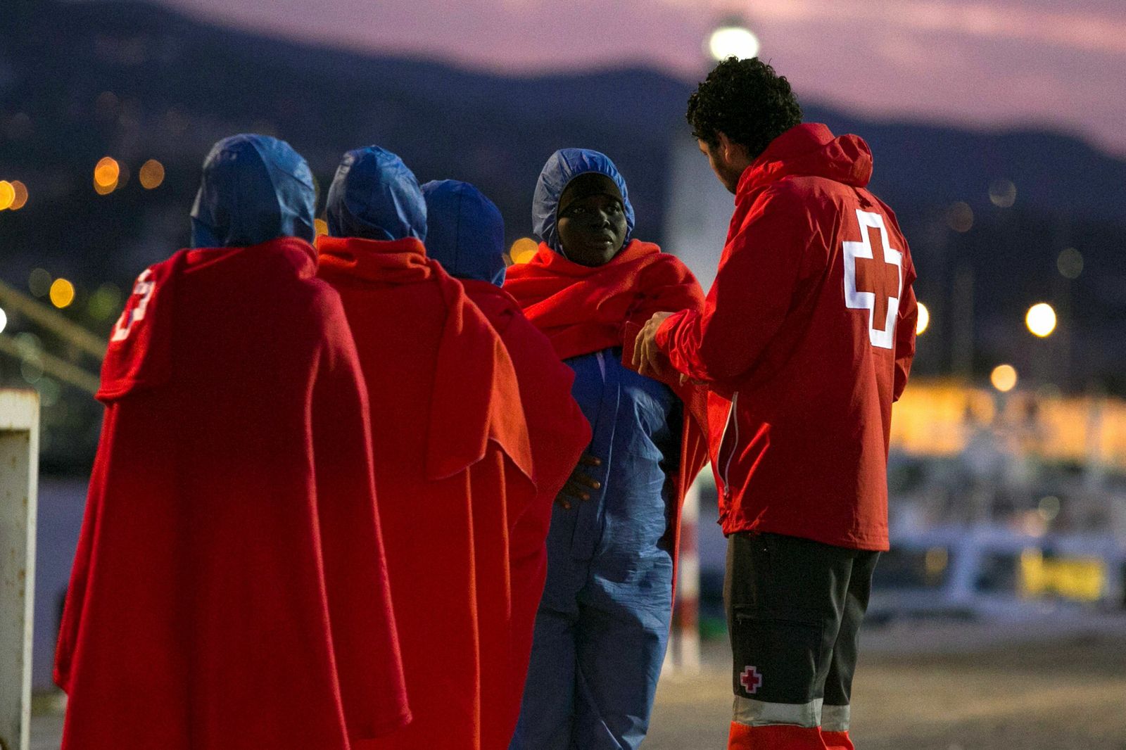 Cruz Roja atiende a un grupo de migrantes llegados al puerto de Málaga.
