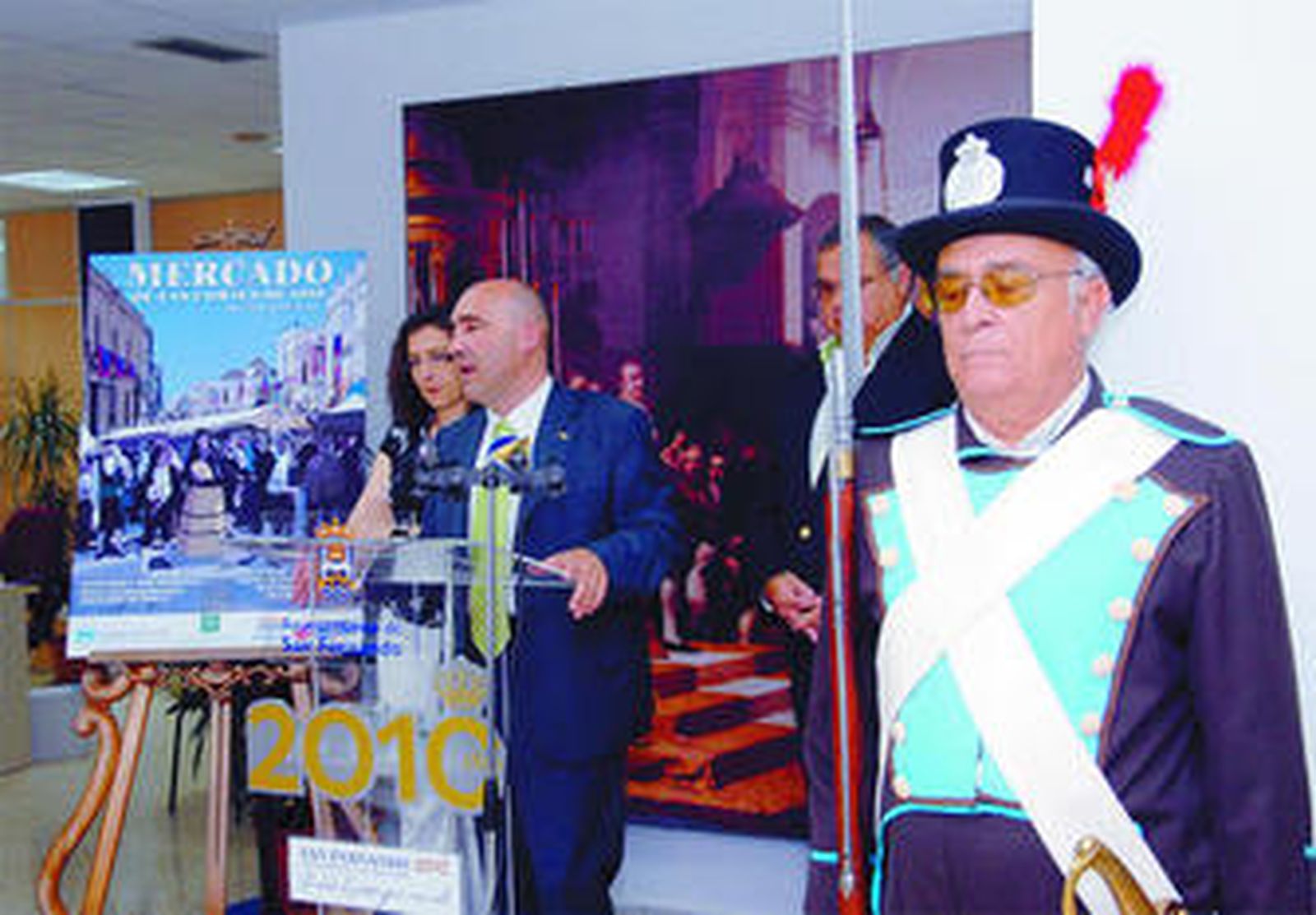 Arjona, De Bernardo y Prado al fondo, con un voluntario del centro de día de mayores vestido de la guardia salinera.