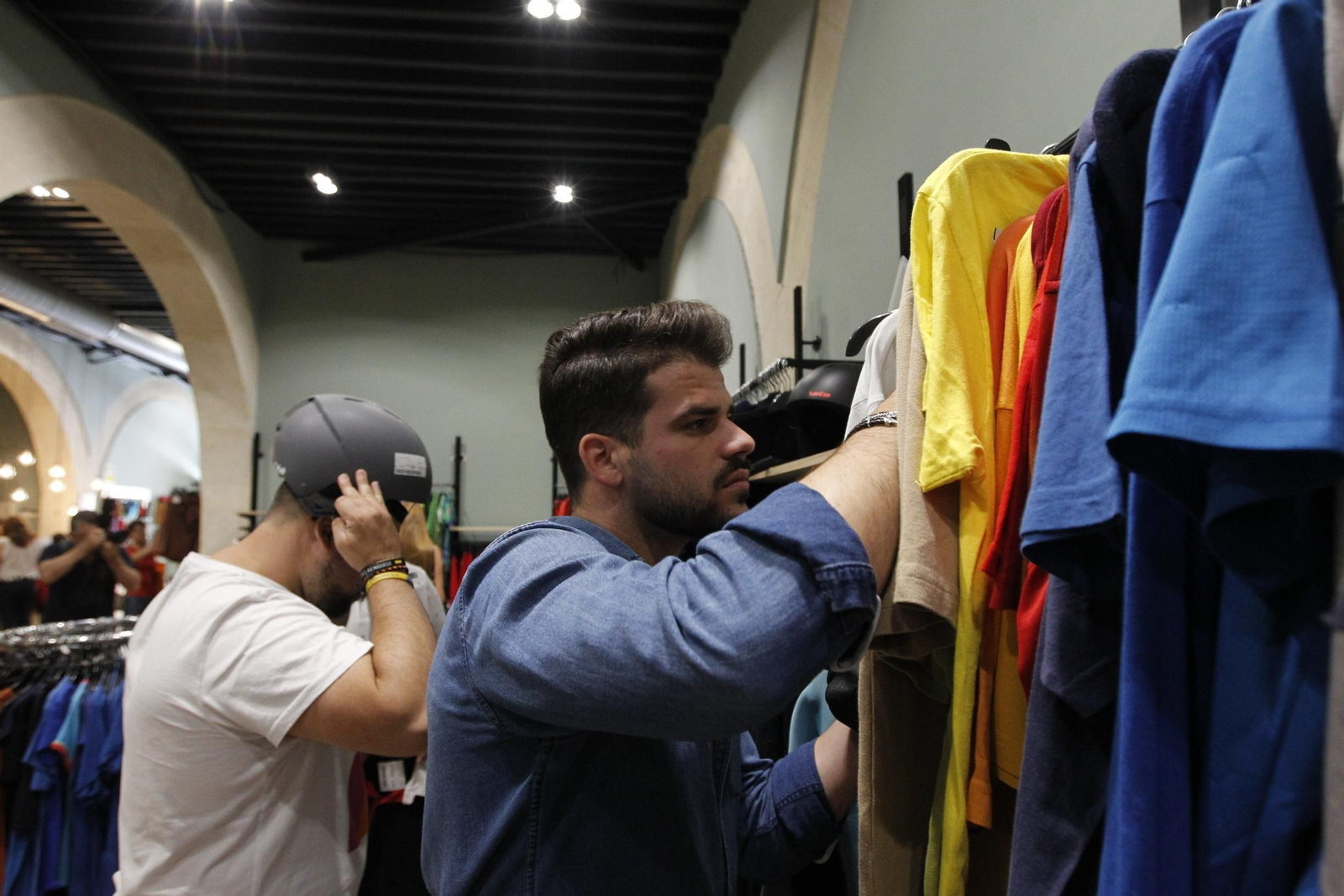 Fotogalería influencers en tienda Koopera Store Caritas Almería