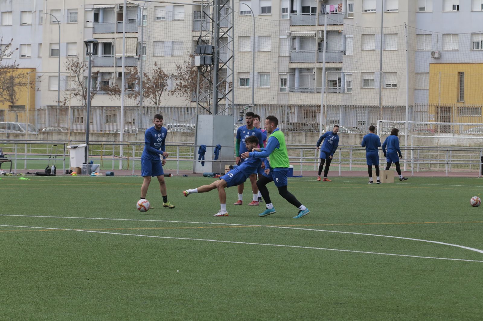 Juanca, que lucha por un balón con Palacios, es baja.