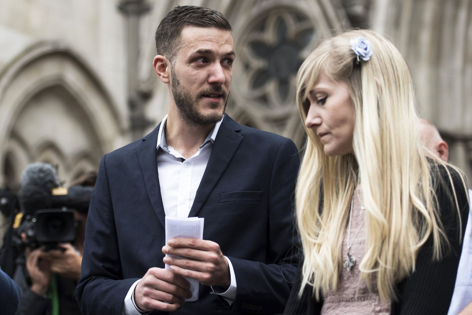 Los padres de Charlie Gard, tras leer su comunicado.