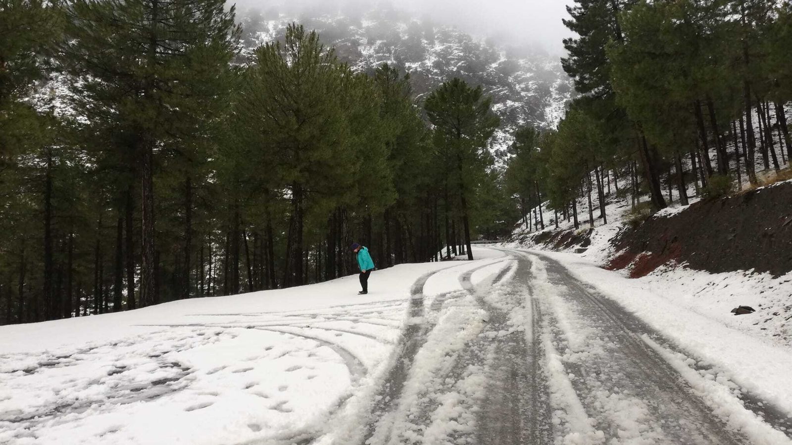 En Abrucena la nieve impedía el tránsito de vehículos.