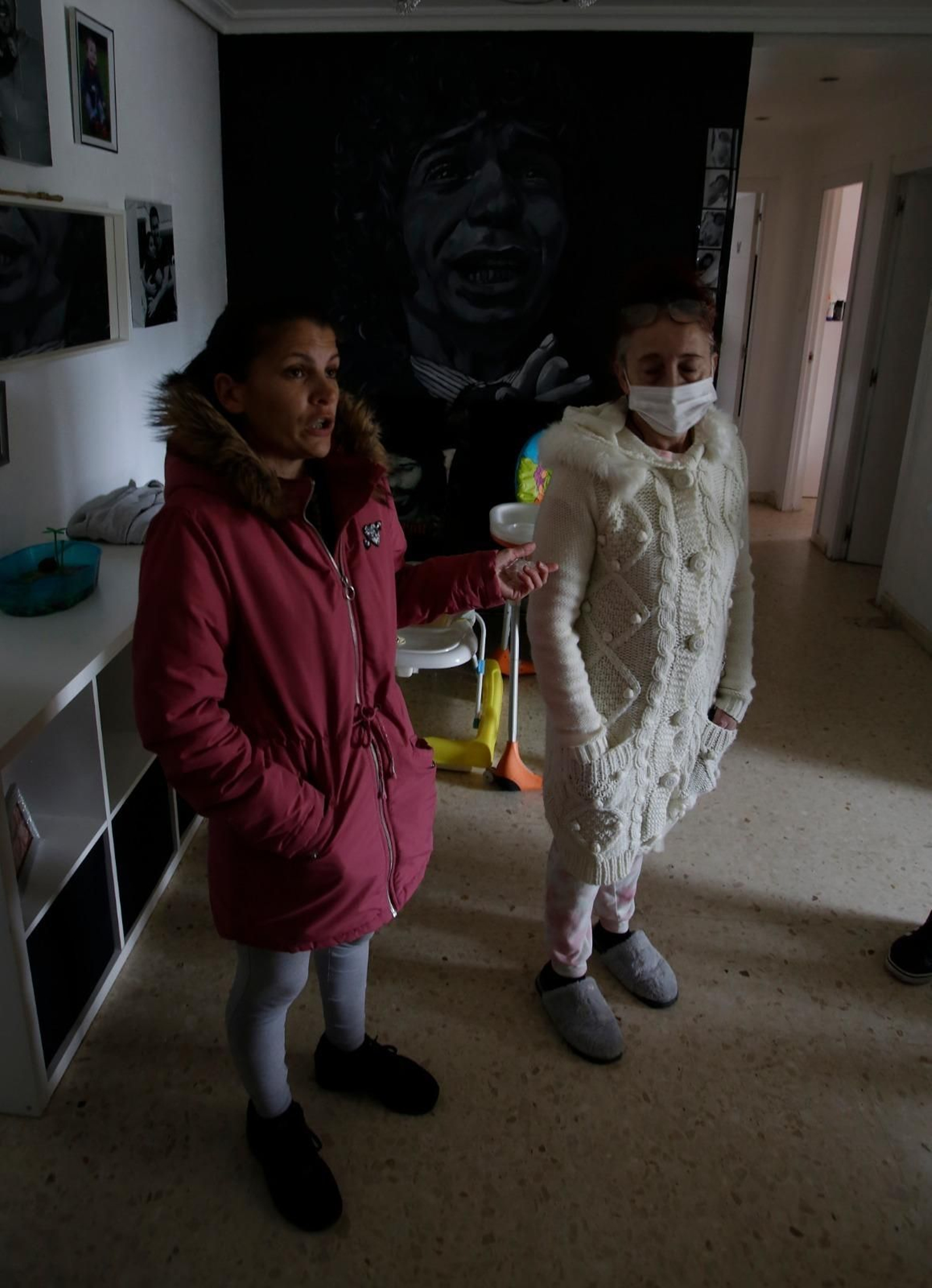 Miriam Moreno y su vecina, Pepi, con los chaquetones puestos dentro de la casa.