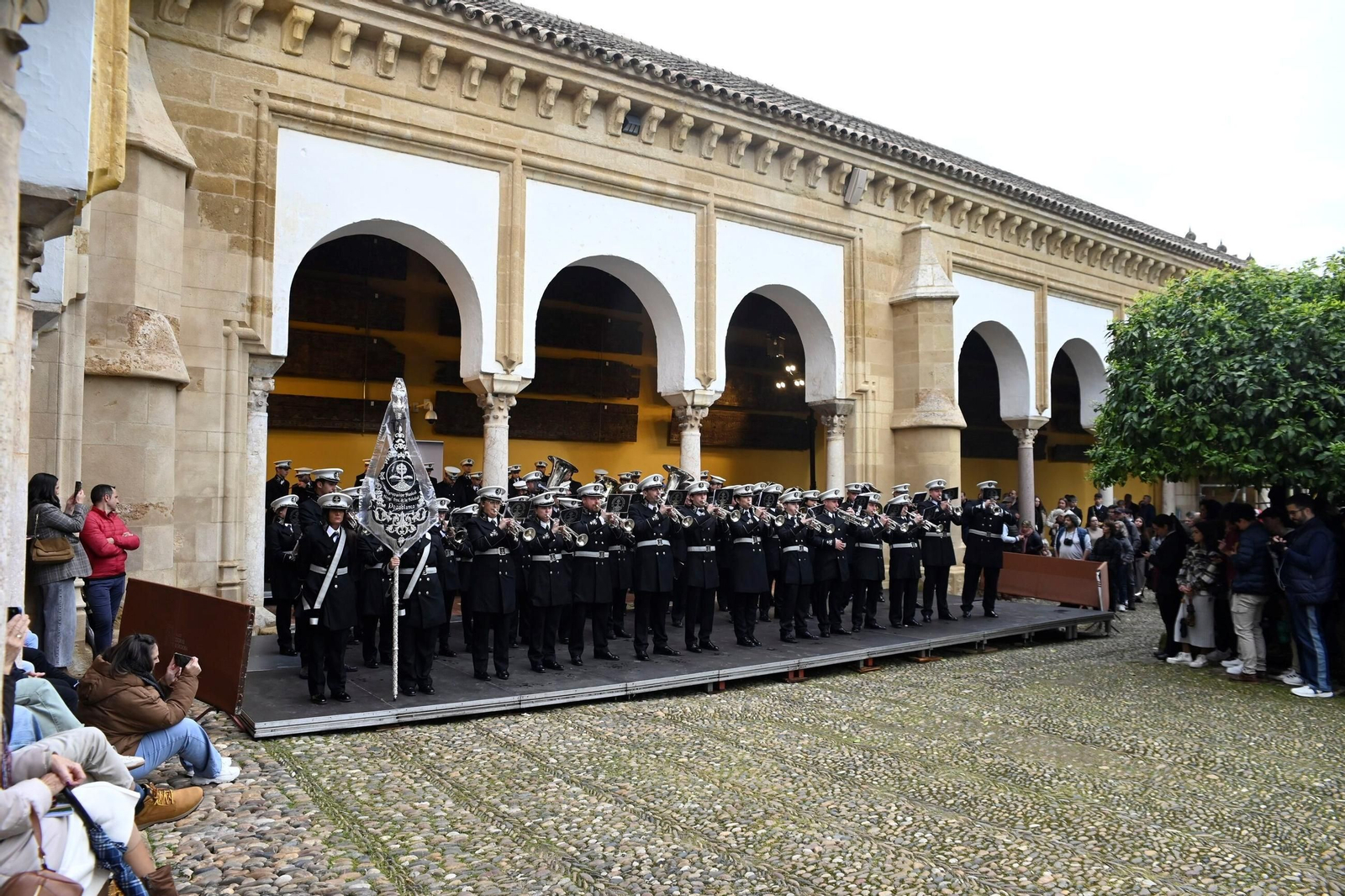 El concierto de bandas de Semana Santa en el Patio de los Naranjos, en imágenes