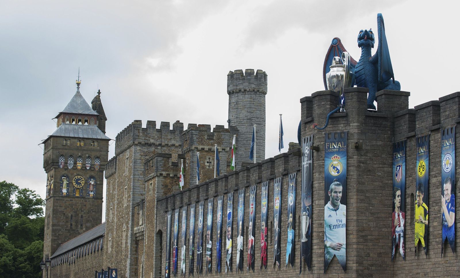 El dragón del Castillo de Cardiff custodia una réplica de la Copa de Europa.