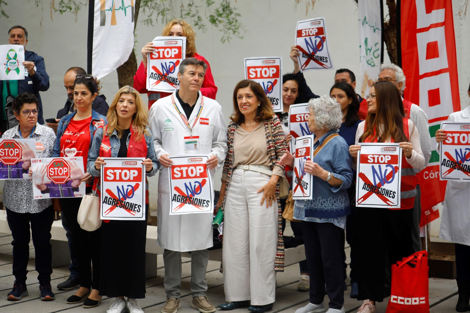 La concentración contra las agresiones al personal sanitario en el centro de salud Lucano