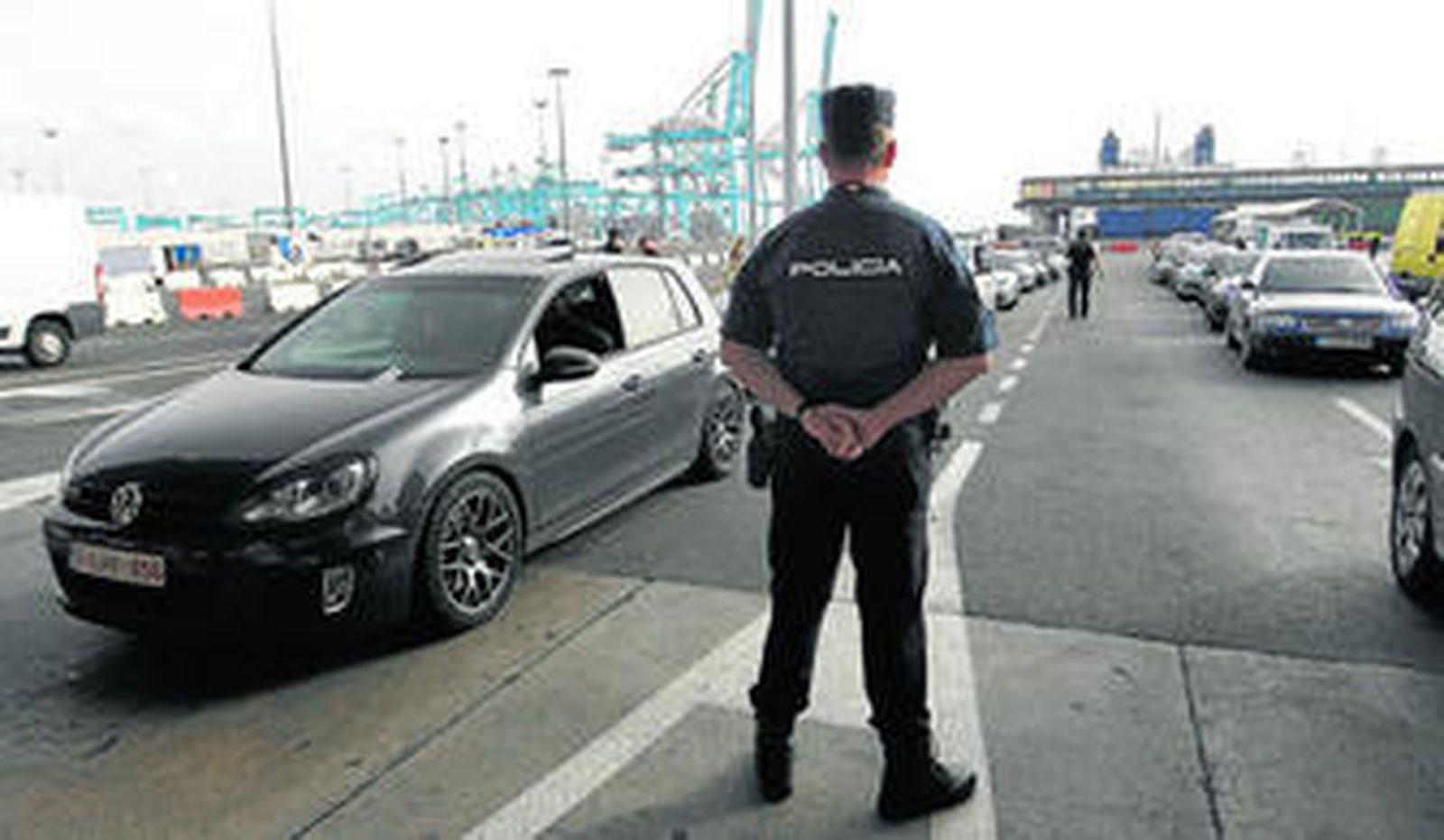 Un policía nacional en el puerto de Algeciras.