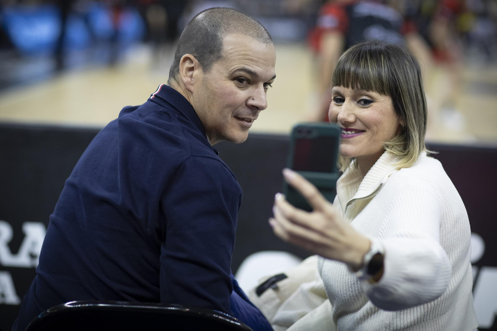 Encuéntrate en la grada del Palacio de Deportes en el partido del Covirán Granada