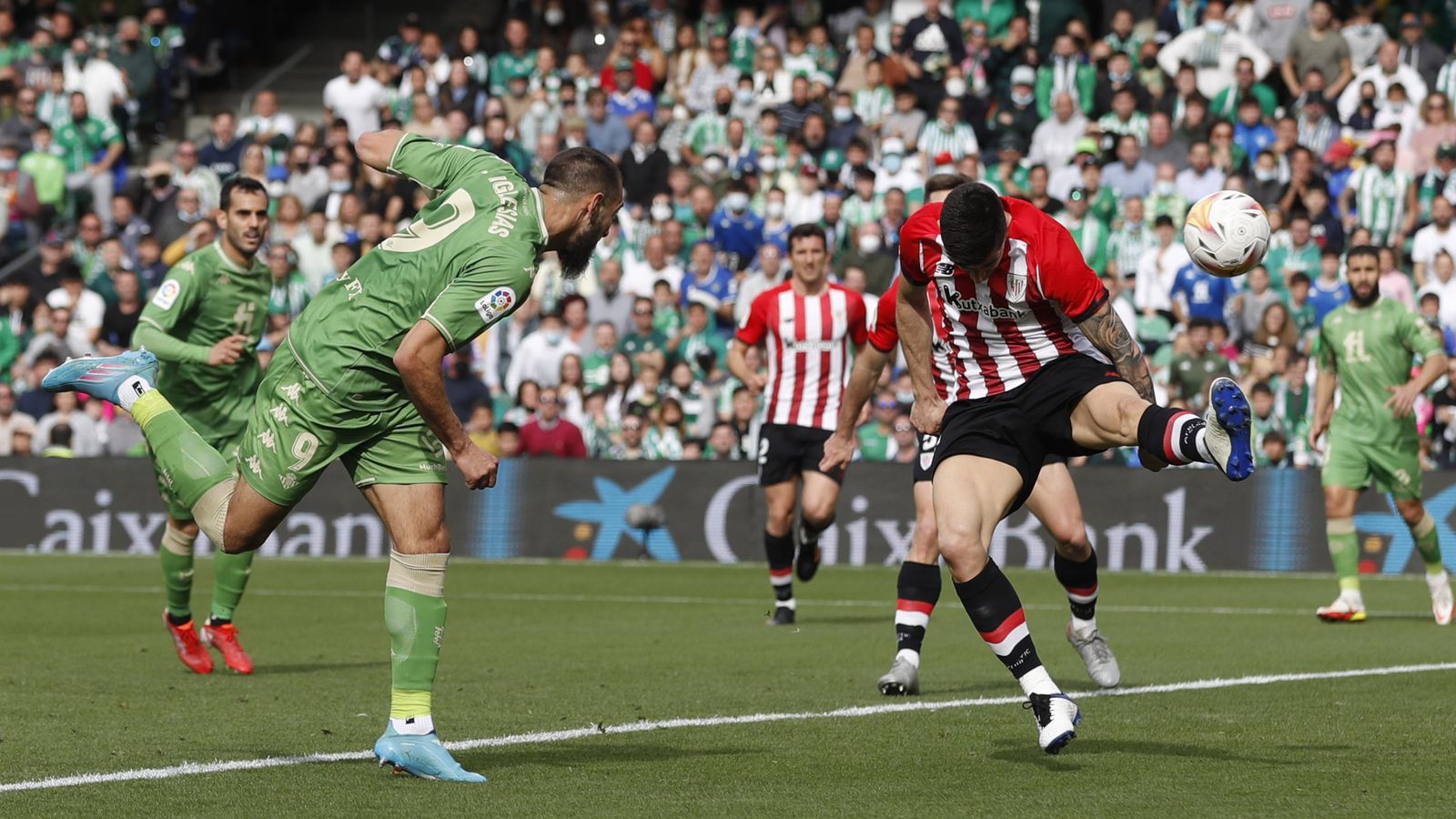 Borja Iglesias remata para lograr el 1-0.
