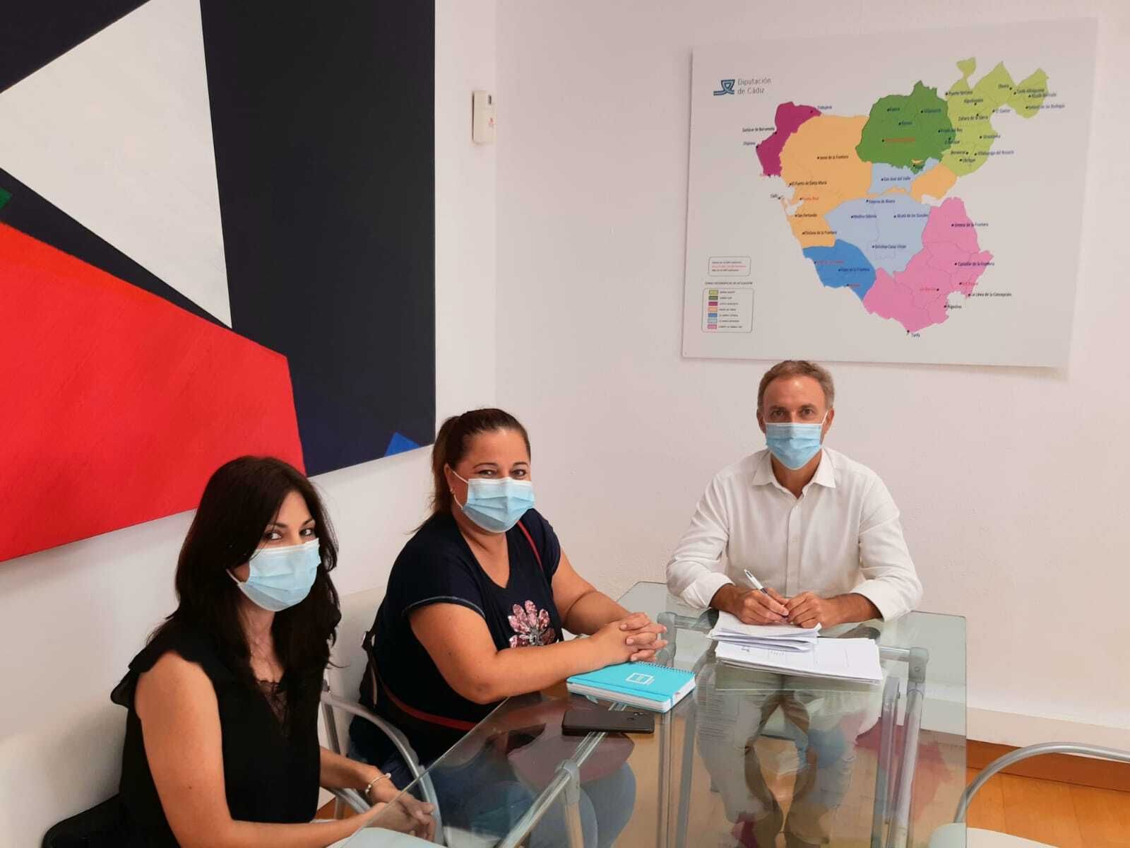 El diputado de Bienestar Social, David de la Encina, con la presidenta de Dislexia Cádiz, Lucía Alcántara, y la secretaria, Marga Doncel.