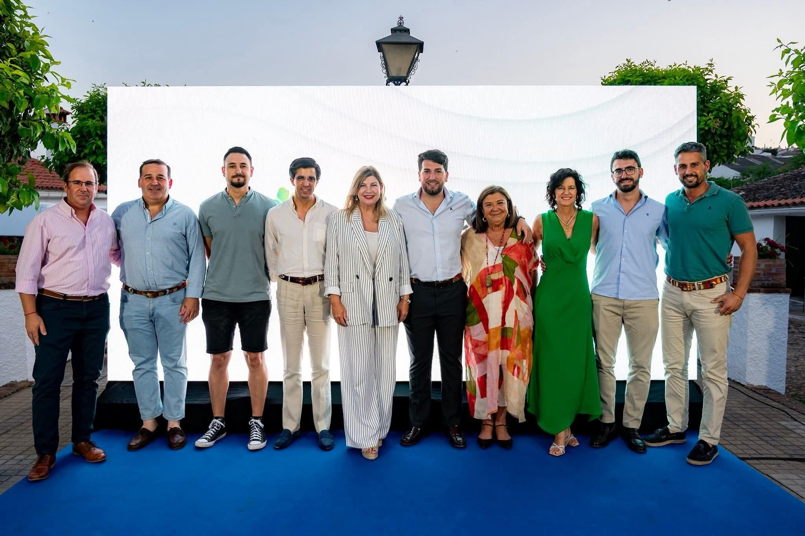 Mario Domínguez junto a Carmen Céspedes y el equipo municipal de Higuera de la Sierra.