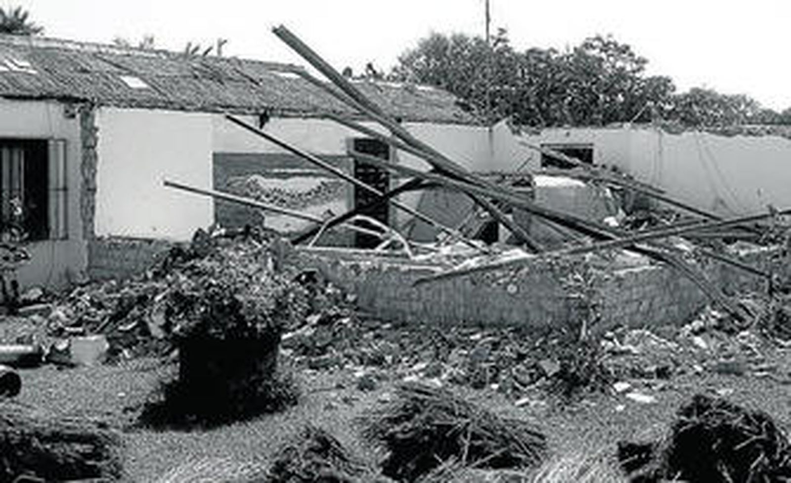 Demolición de una vivienda ilegal en Chipiona en septiembre de 2008.