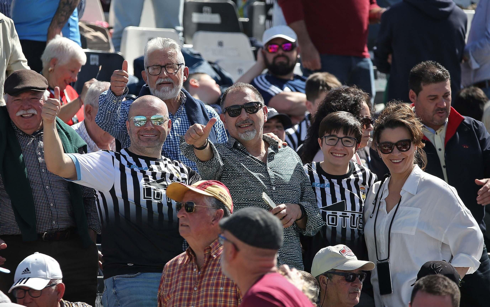 Fotos de la afición durante el Balona - Badajoz en el estadio municipal de La Línea