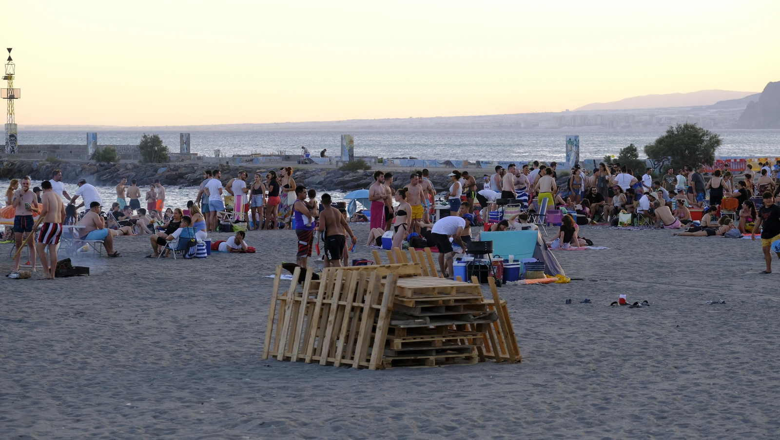 Imágenes de las hogueras de la Noche de San Juan en Almería capital