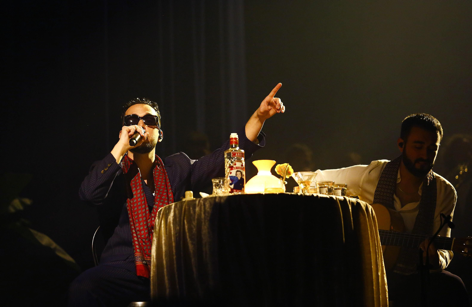 C Tangana en una de las mesas sobre el escenario.