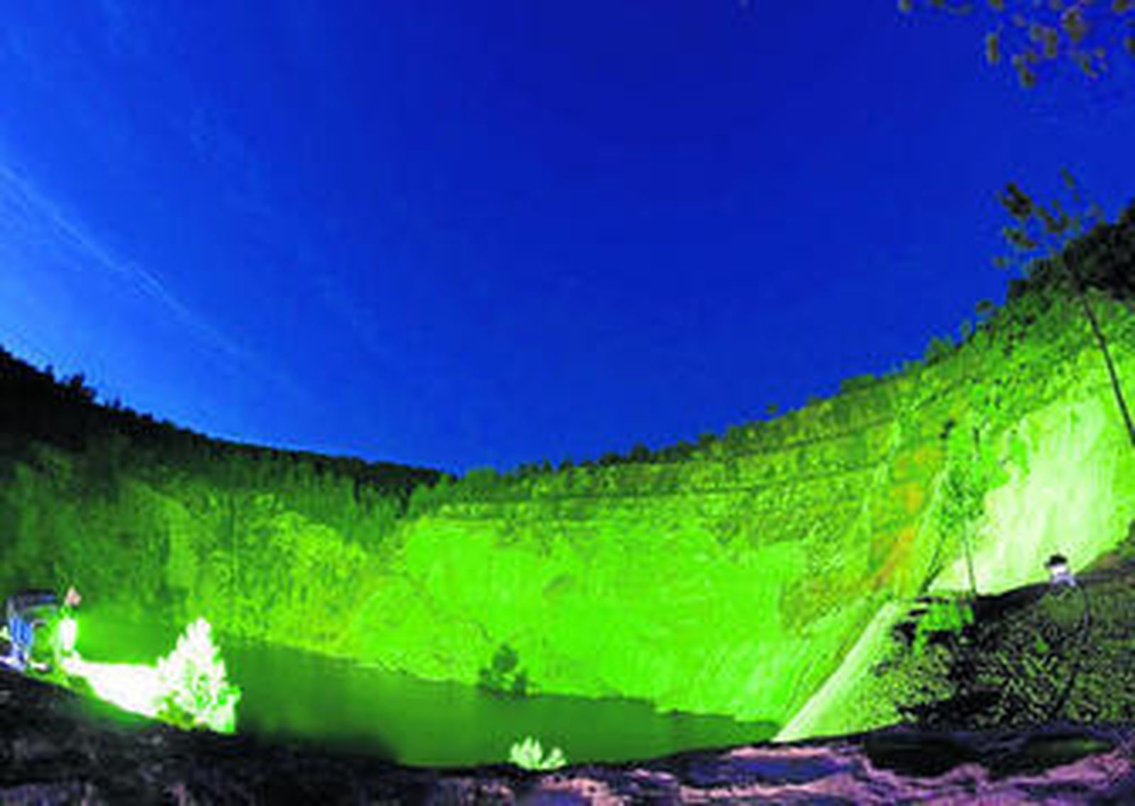 La Peña de Hierro, con la espectacular iluminación de la que disfruta durante el festival.