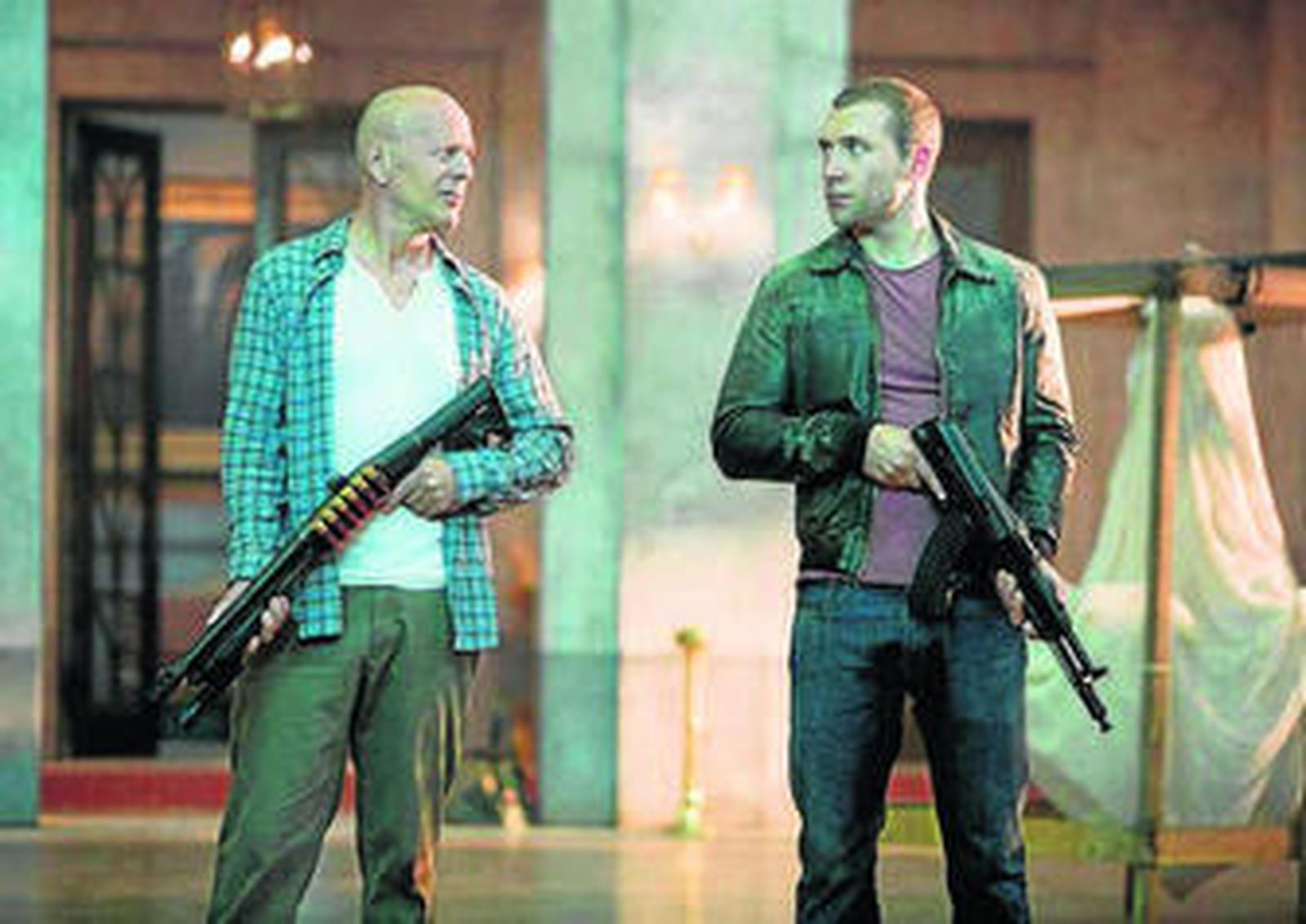 Bruce Willis junto a su "hijo", Jai Courtney.