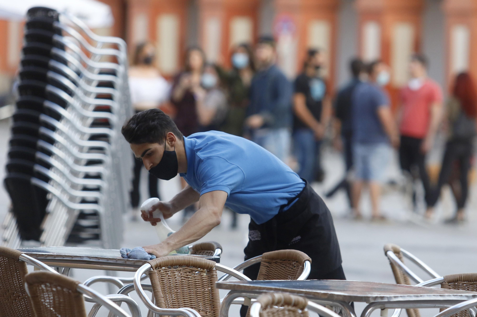 Un joven trabaja en un bar de Córdoba.