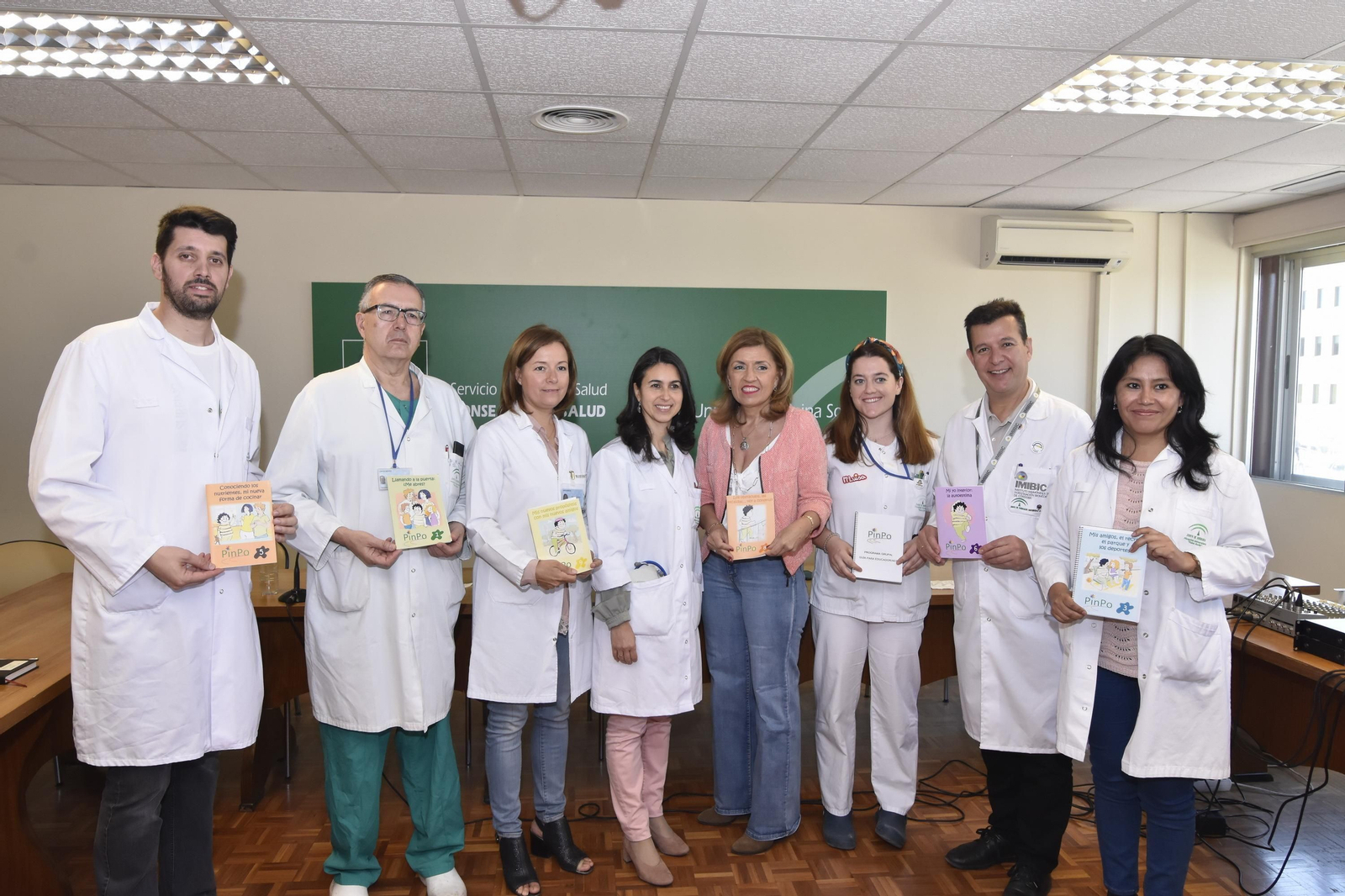 Profesionales implicados en el programa sobre obesidad infantil, junto a las autoridades.