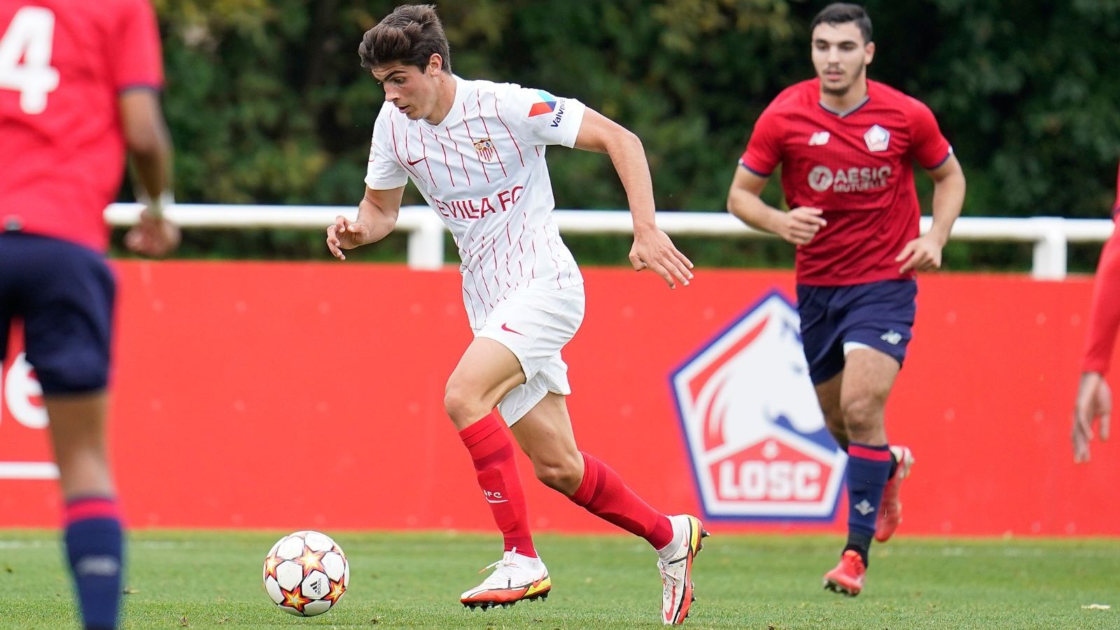 Juanlu, autor del tercer tanto, se escapa con la pelota.