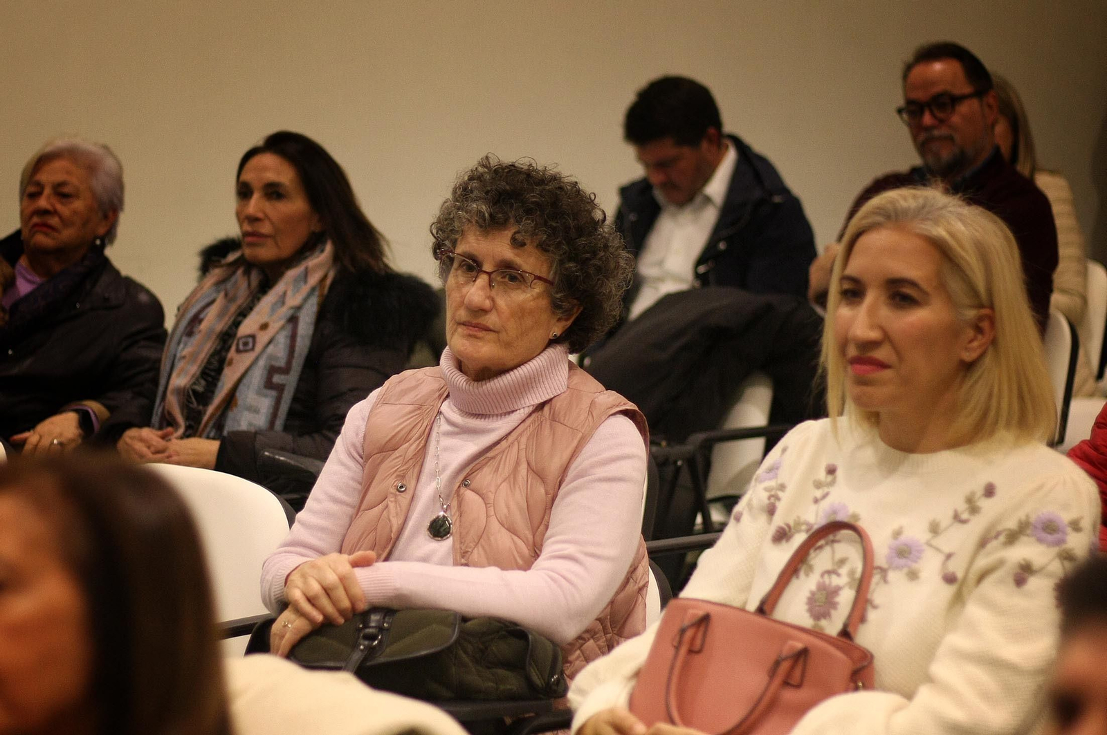 Imágenes de la mesa redonda "La presencia de la mujer en el periodismo" y exposición fotográfica "Pioneras", en el Centro de Comunicación Jesús Hermida, Huelva
