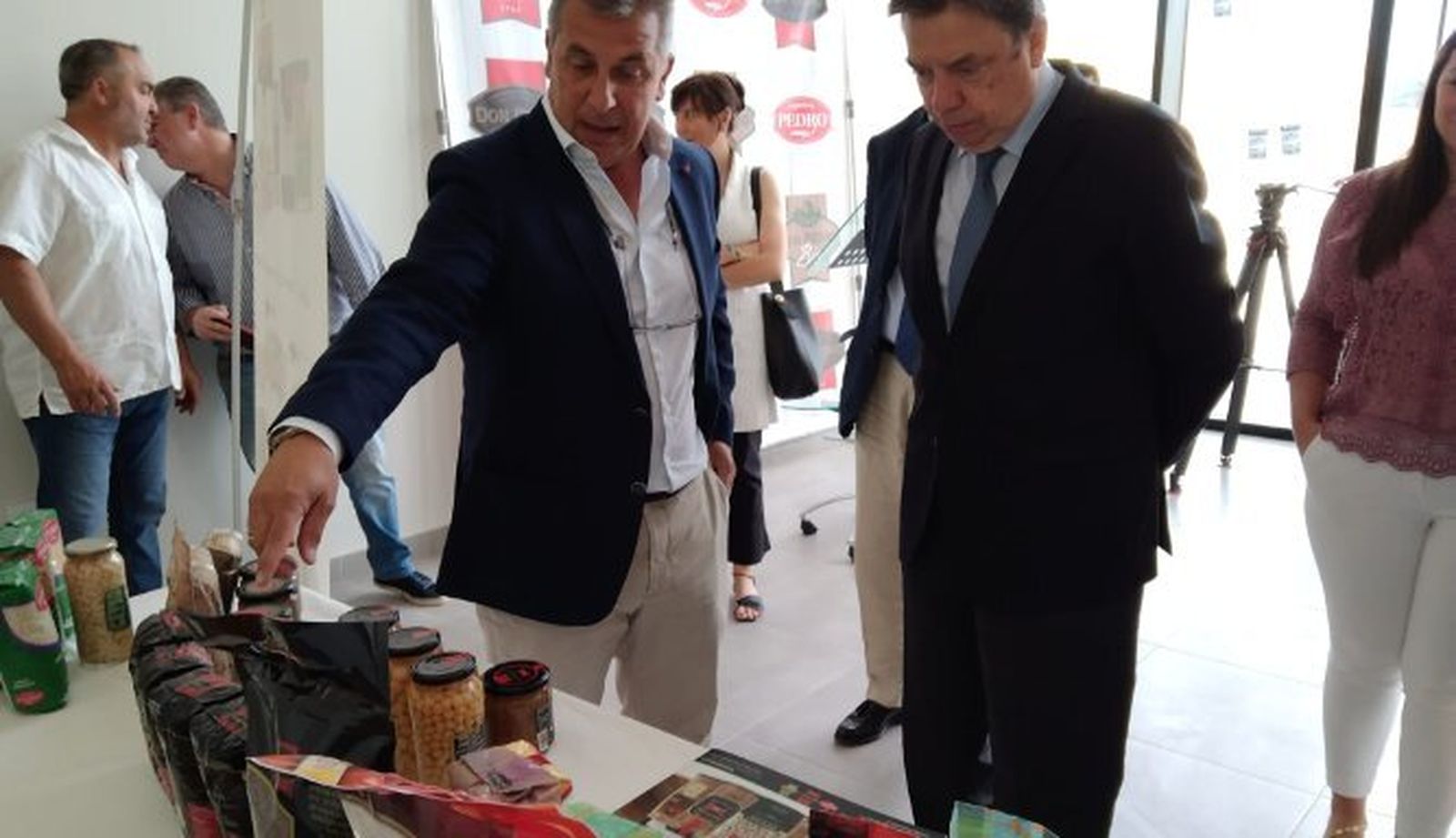 Luis Planas, en un momento de su visita oficial a la comarca de la Janda.