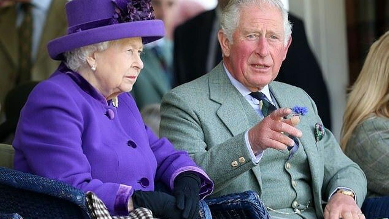 La reina Isabel II con el príncipe de Gales en un acto oficial.