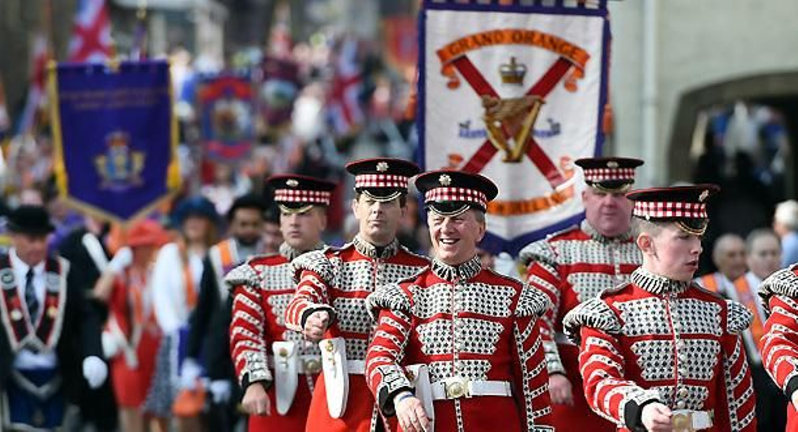 La Orden de Orange marcha por Edimburgo contra la independencia de Escocia