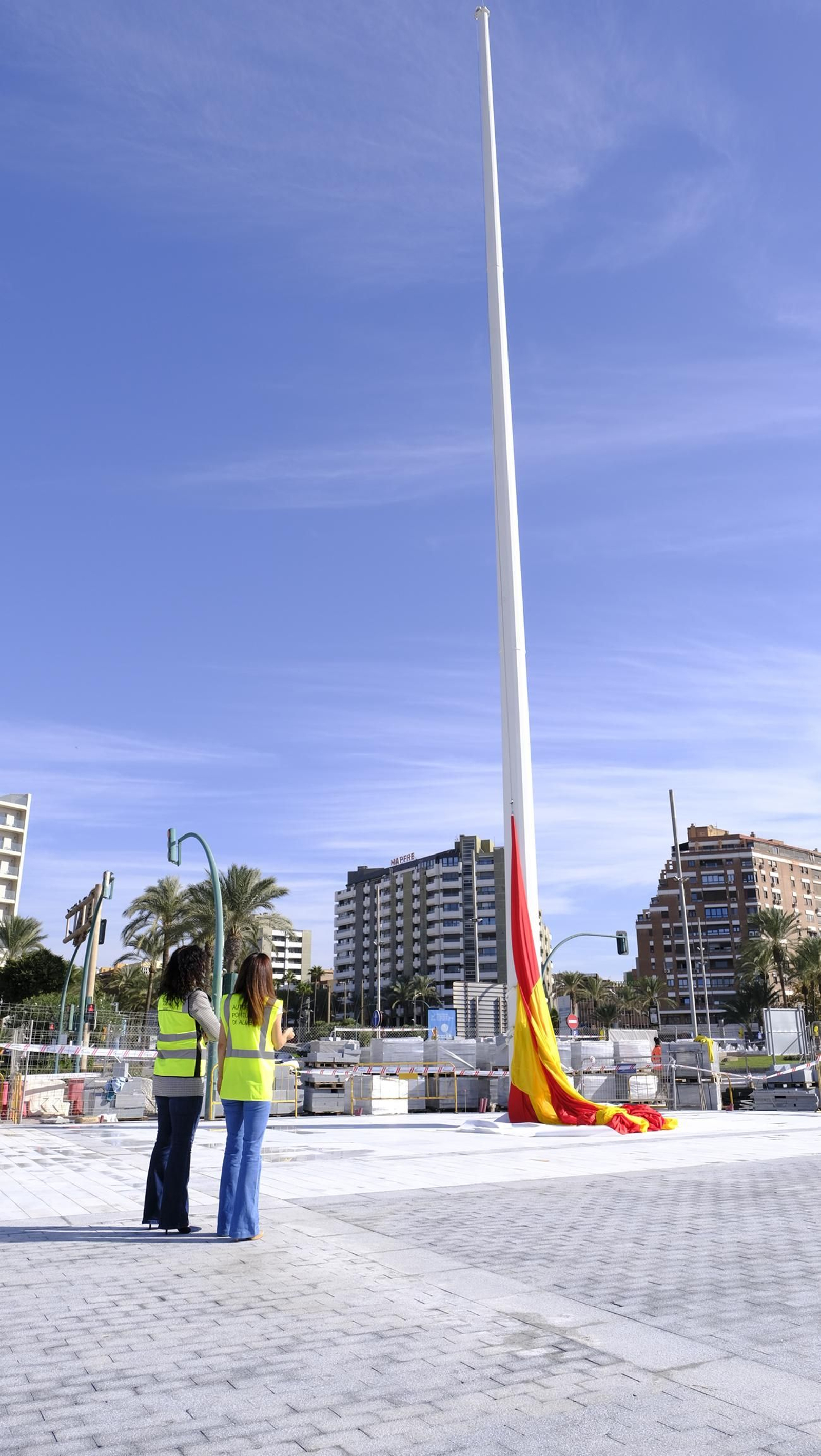 La prueba del izado de la bandera española y las obras del Puerto de Almería, en imágenes
