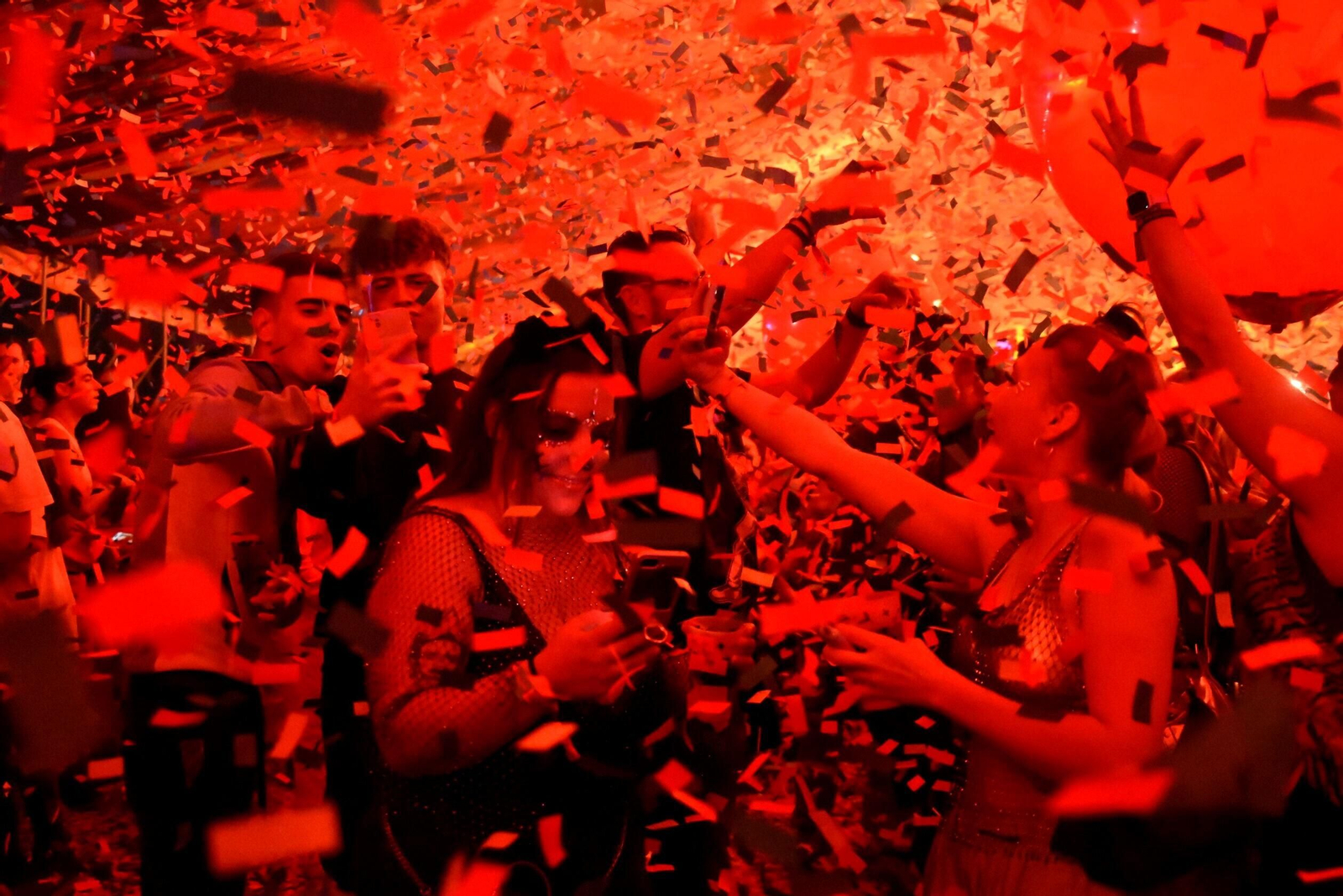 El festival Elrow reúne en Córdoba a miles de personas, en imágenes