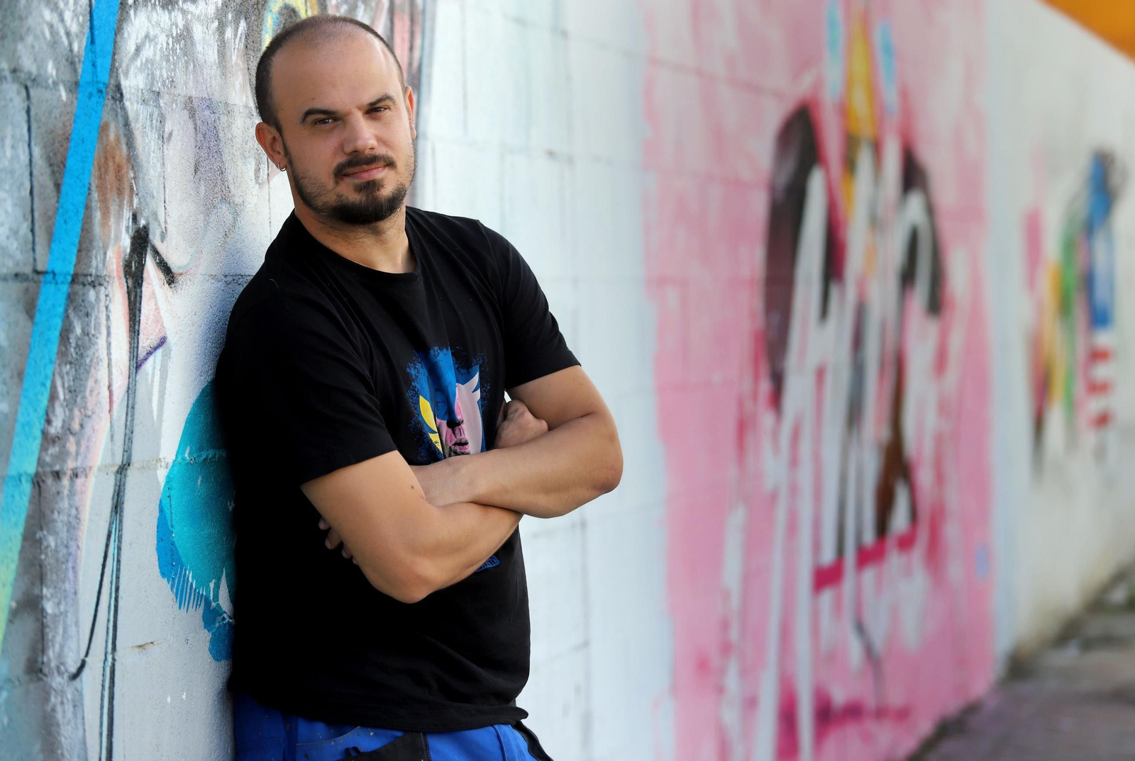 Manomatic posa entre varios murales.jpg