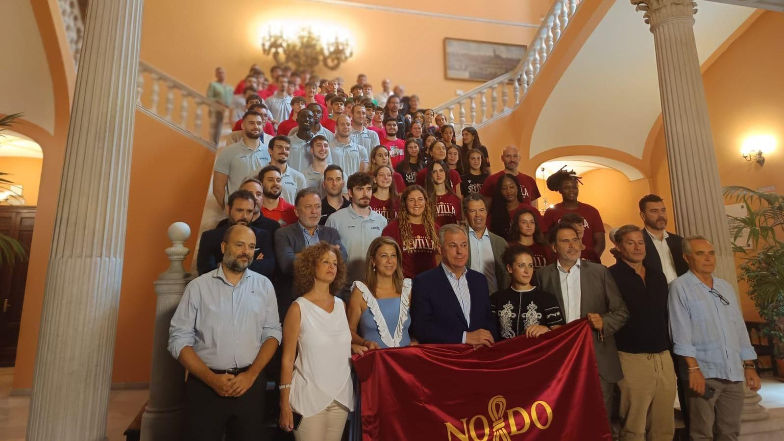 Foto de familia entre las plantillas del Caja 87 y el CB Sevilla Femenino