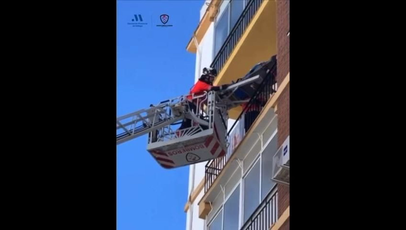 Los bomberos rescatan por la terraza a una mujer con la cadera rota