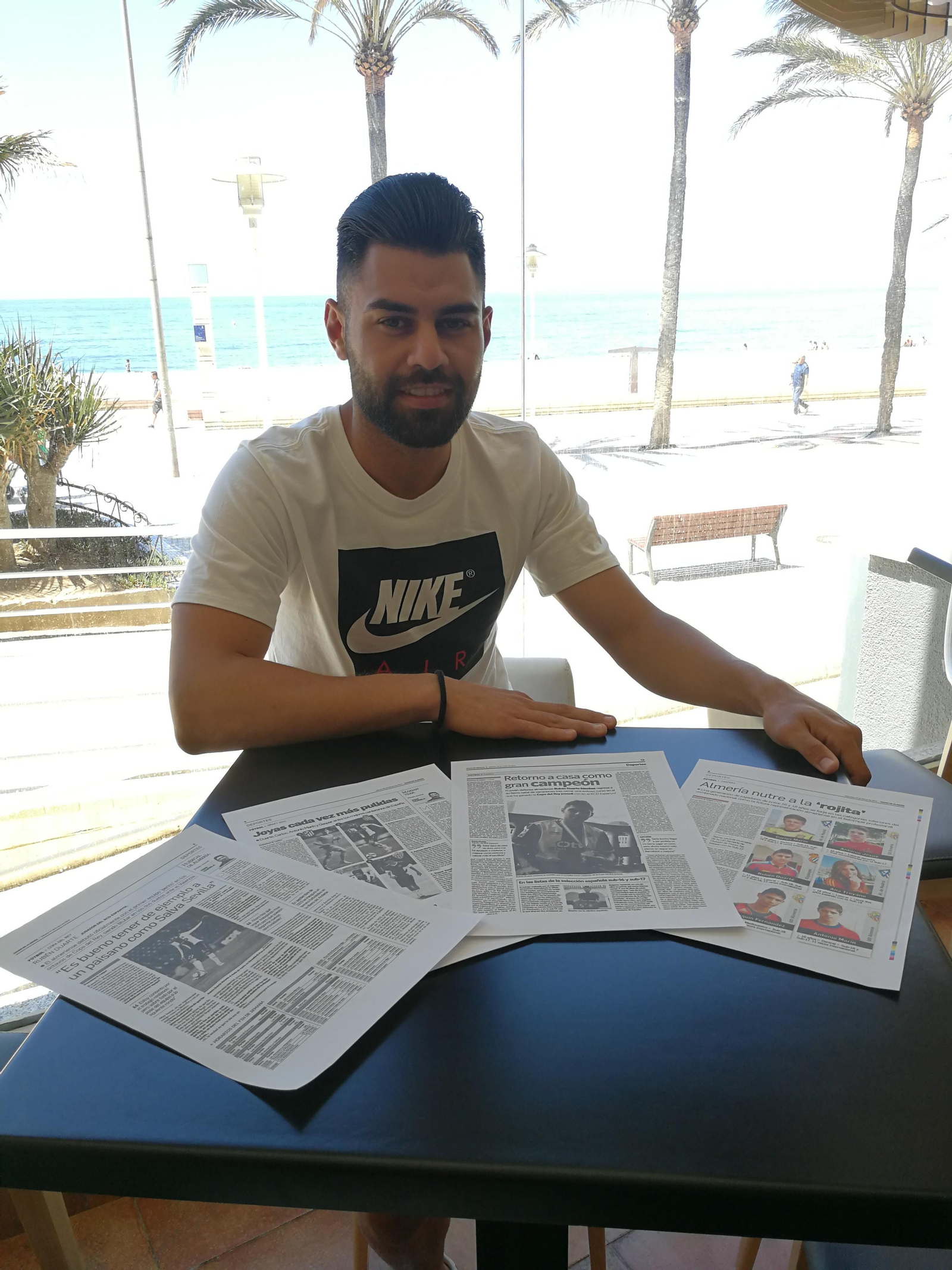 El almeriense durante la entrevista en cafetería Quevedo