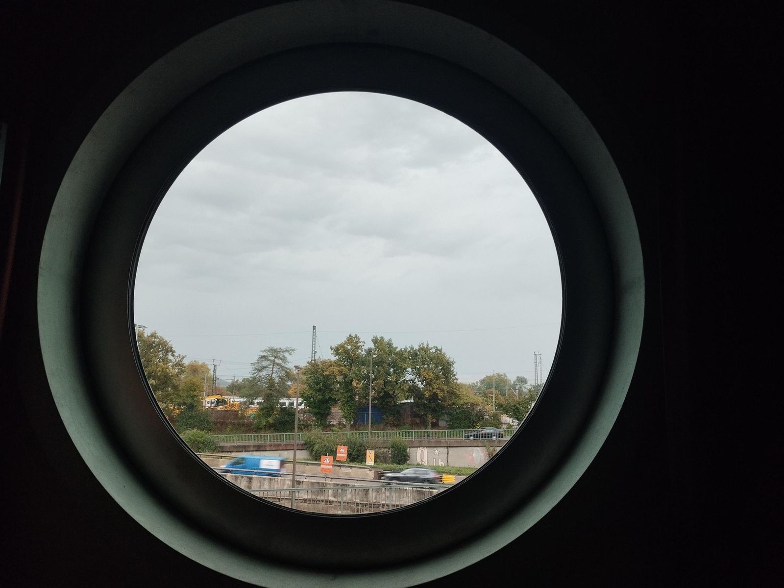 Vista desde dentro de una de las habitaciones de Silo Design & Boutique Hostel Basel. Vista desde dentro de una de las habitaciones de Silo Design & Boutique Hostel Basel.