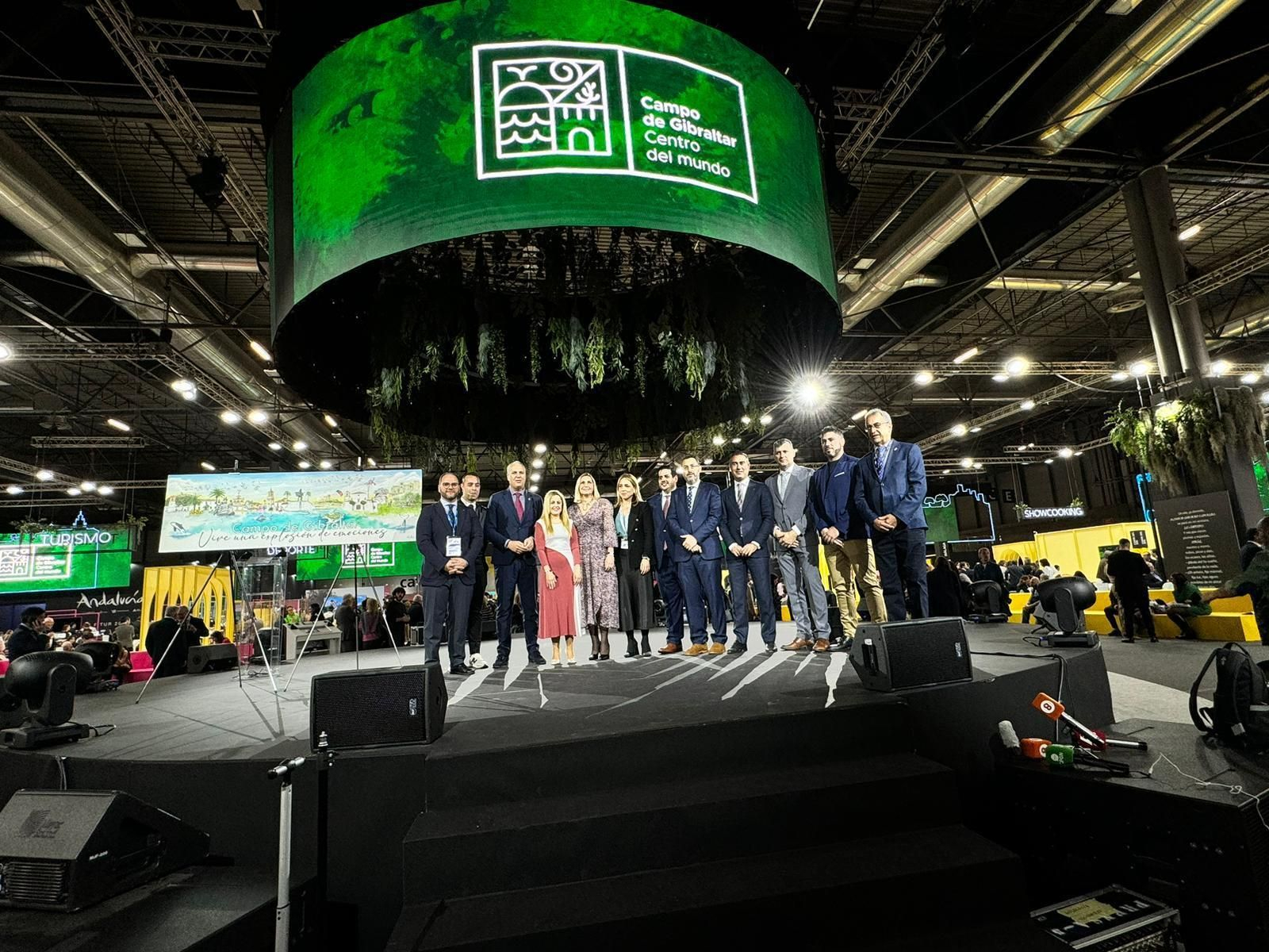 Foto de familia de los representantes políticos del  Campo de Gibraltar en el pabellón de Andalucía en Fitur