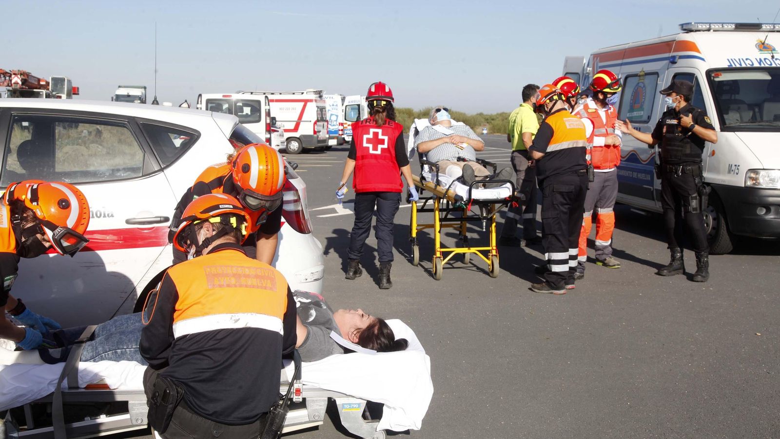 Efectivos de emergencias atienden a varios heridos en el espigón de Huelva