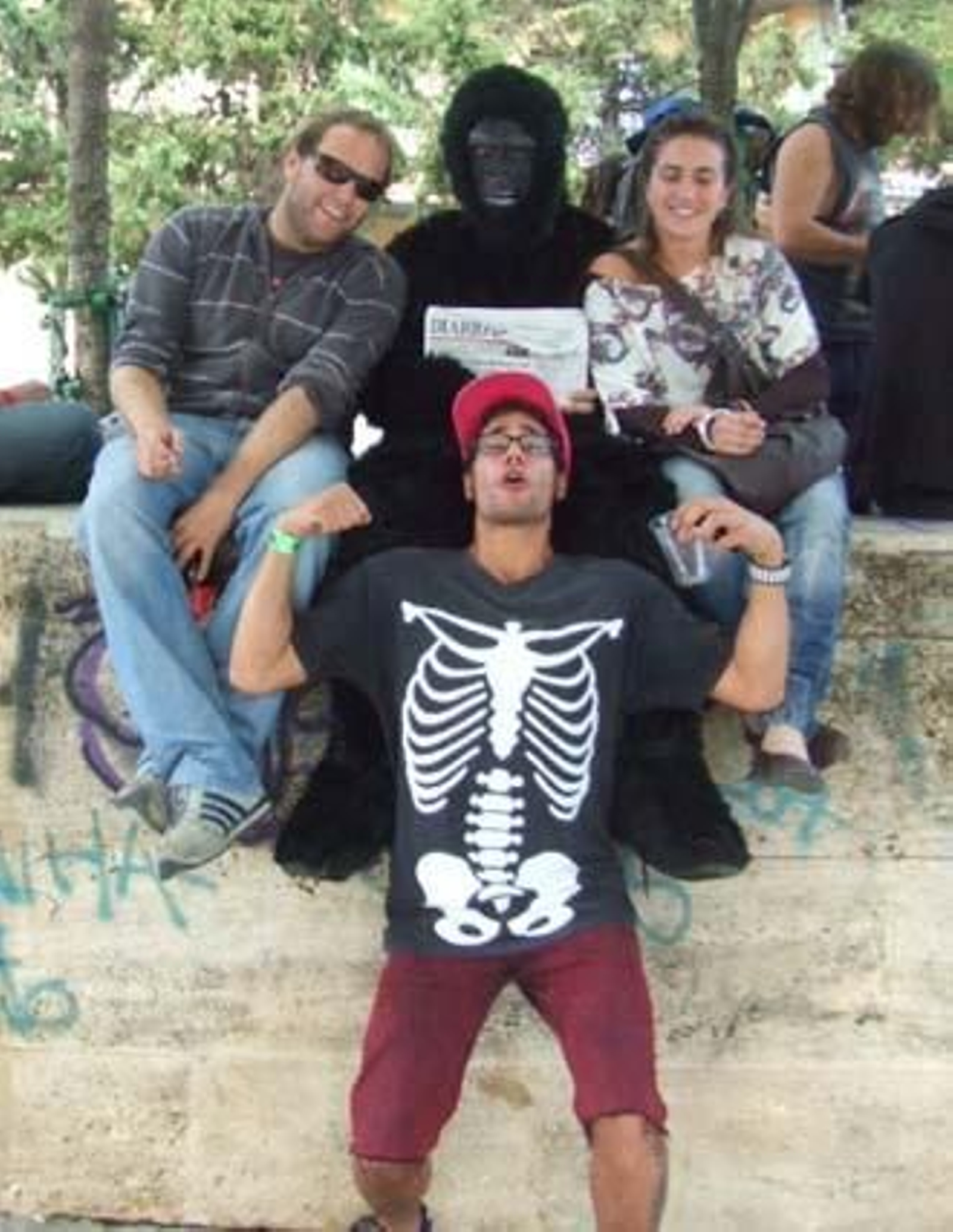 Iba para hombre, pero se quedó en mono. Eso sí, un mono muy leído, que va con su Diario a todas partes. Si te encontraste con nuestro particular monkey el sábado, búscate en esta galería. 

Foto: Senda