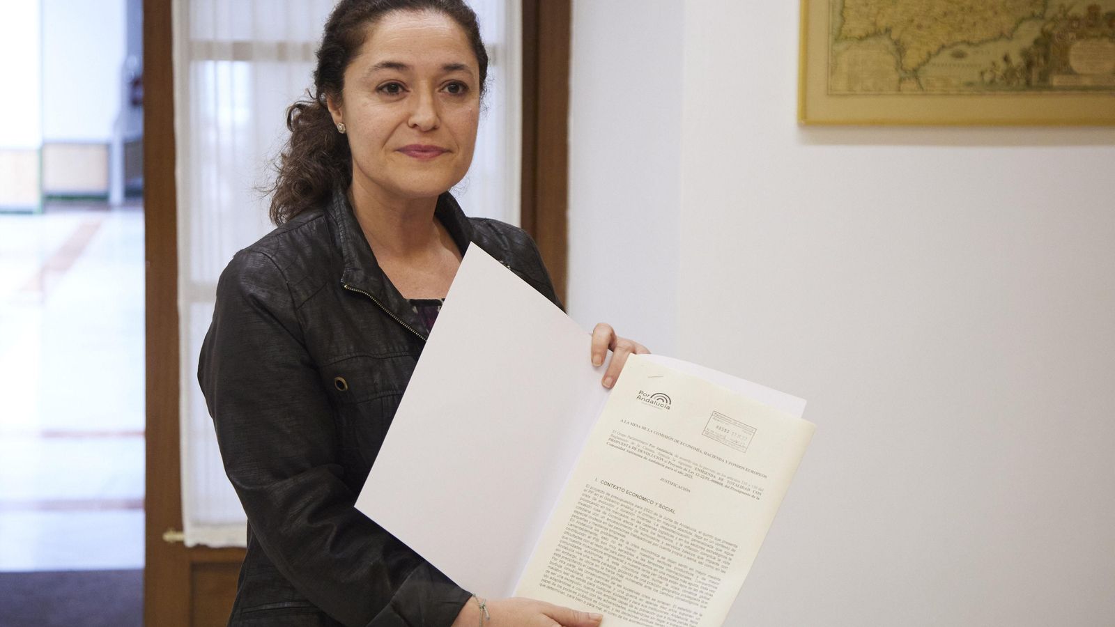 Inma Nieto con el texto de su enmienda a la totalidad. Inma Nieto con el texto de su enmienda a la totalidad.