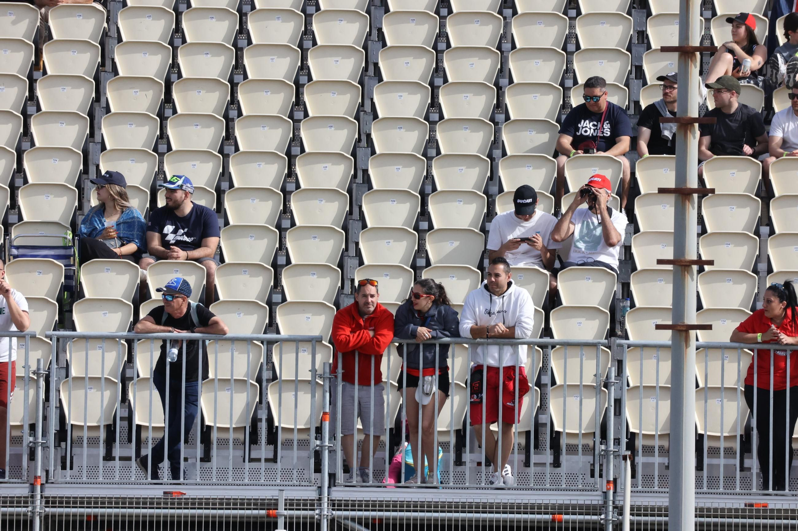 Ambiente del viernes en las gradas del Circuito de Jerez - Ángel Nieto