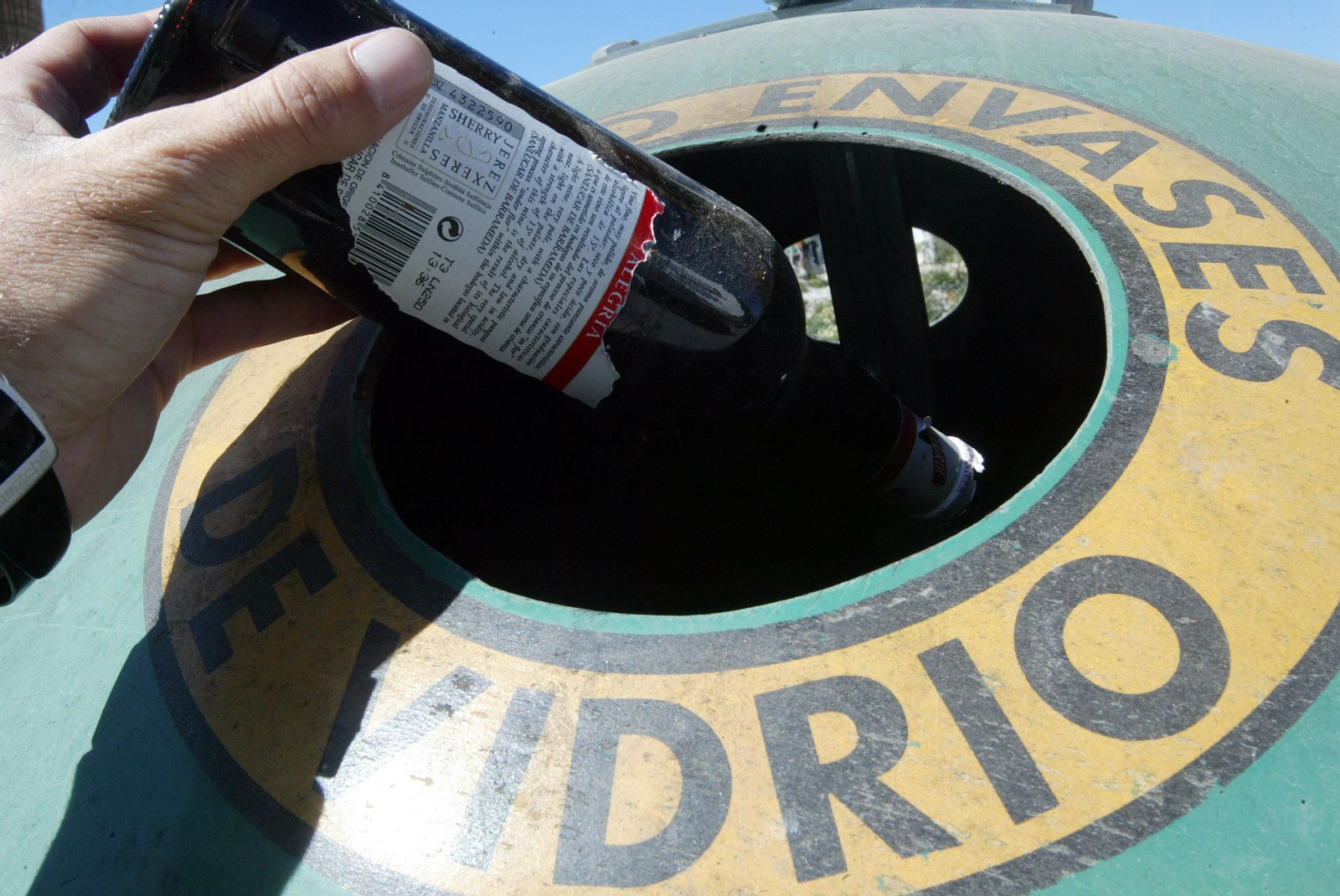 La boca de un contenedor de vidrio.