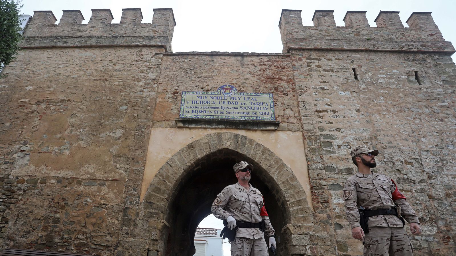 Fotos de las tareas de desinfección y limpieza de la Infantería de Marina en Tarifa