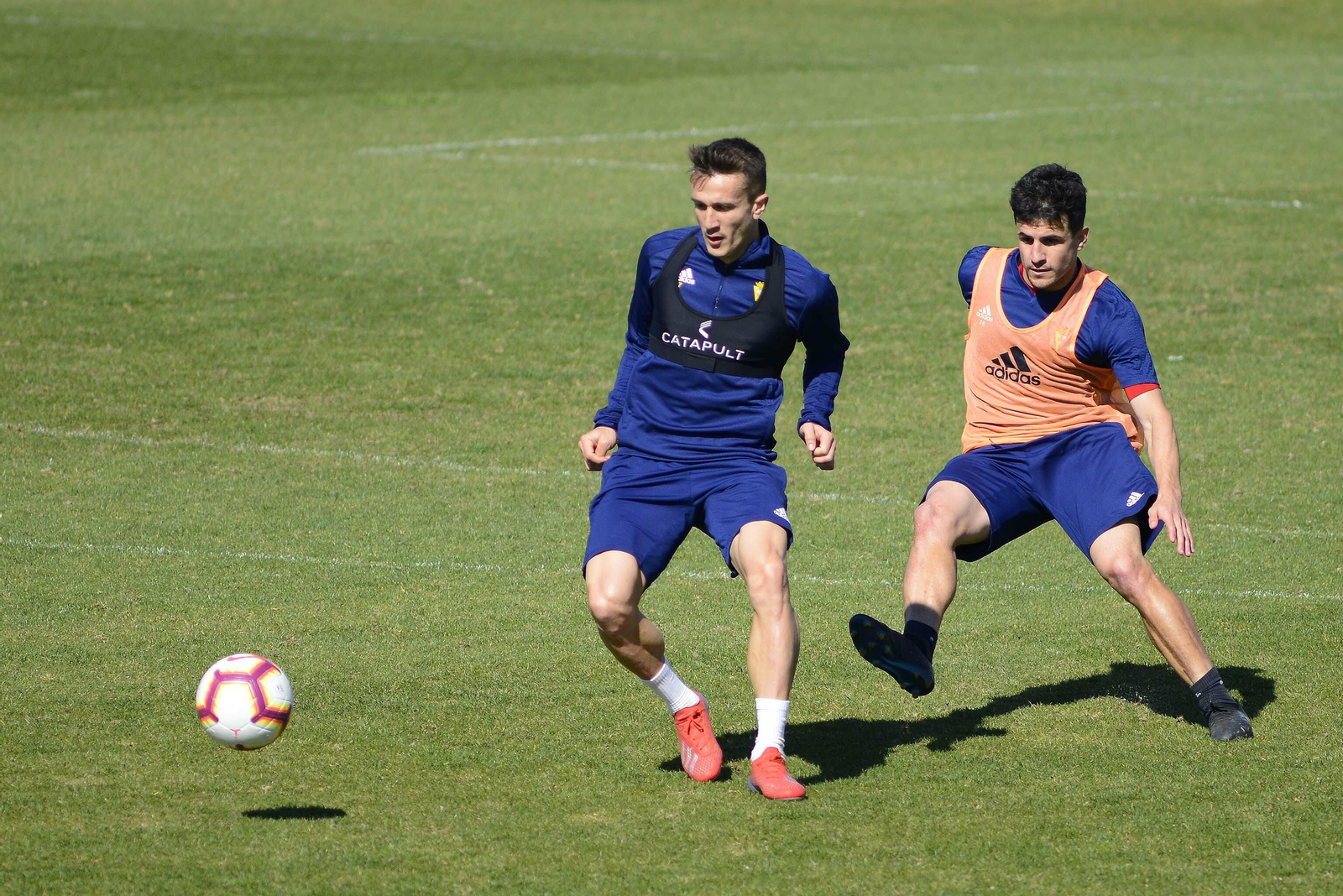 Salvi recibe el balón en un entreno mientras le presiona Matos.