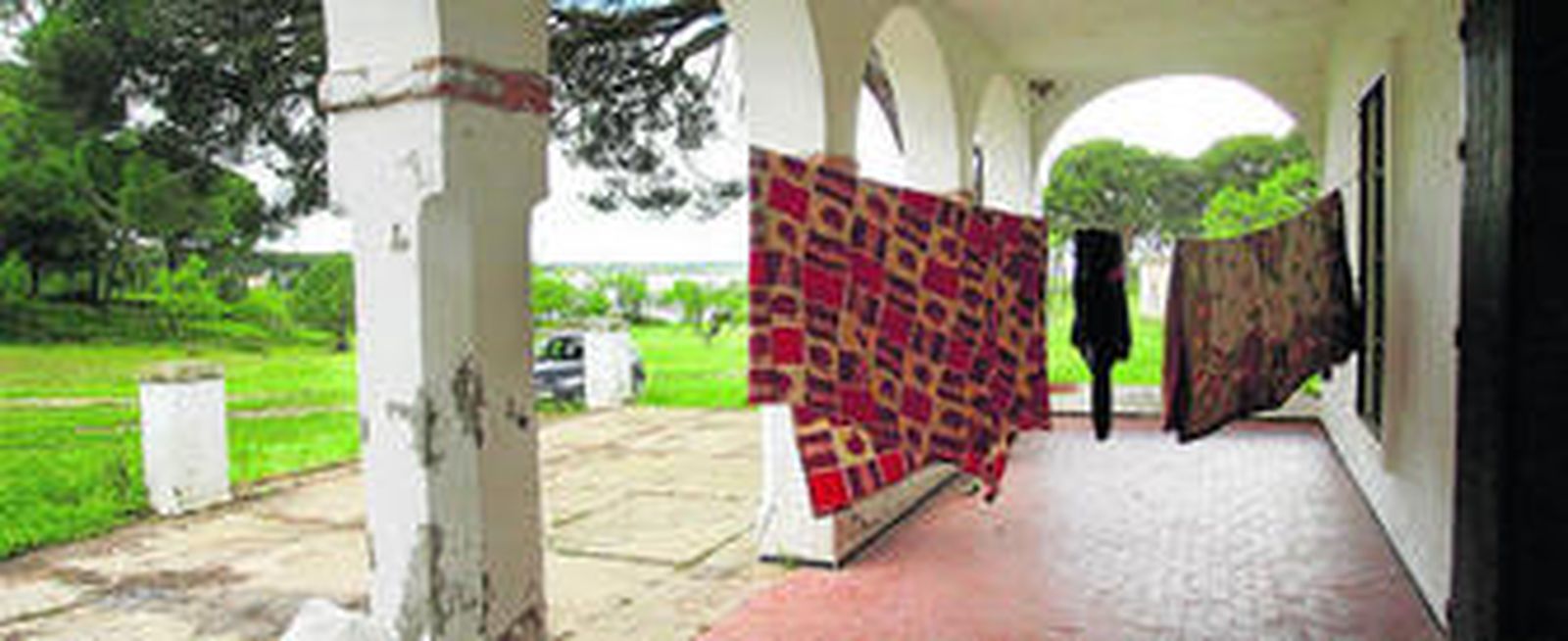 1. En la galería con arcadas que precede a la fachada, un tendedero da la bienvenida al visitante. 2. El cartel que indica que la finca forma parte de la Ruta de los Monumentos Rurales está en el suelo. 3. En la entrada de la finca, una sucia chimenea y las paredes, con todo tipo de pintadas, toman el protagonismo. 4 y 6. Colchones y cartones en los que duermen los okupas.  5. Las pilastras apenas siguen en pie.