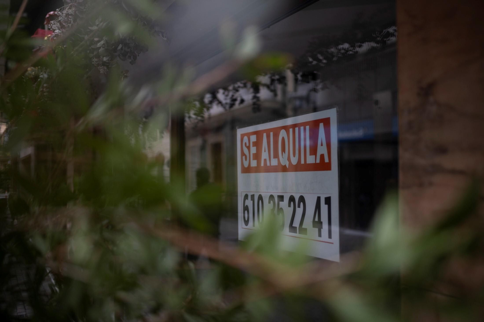 Imagen de un cartel de 'se alquila' en un piso de Huelva. Imagen de un cartel de 'se alquila' en un piso de Huelva.